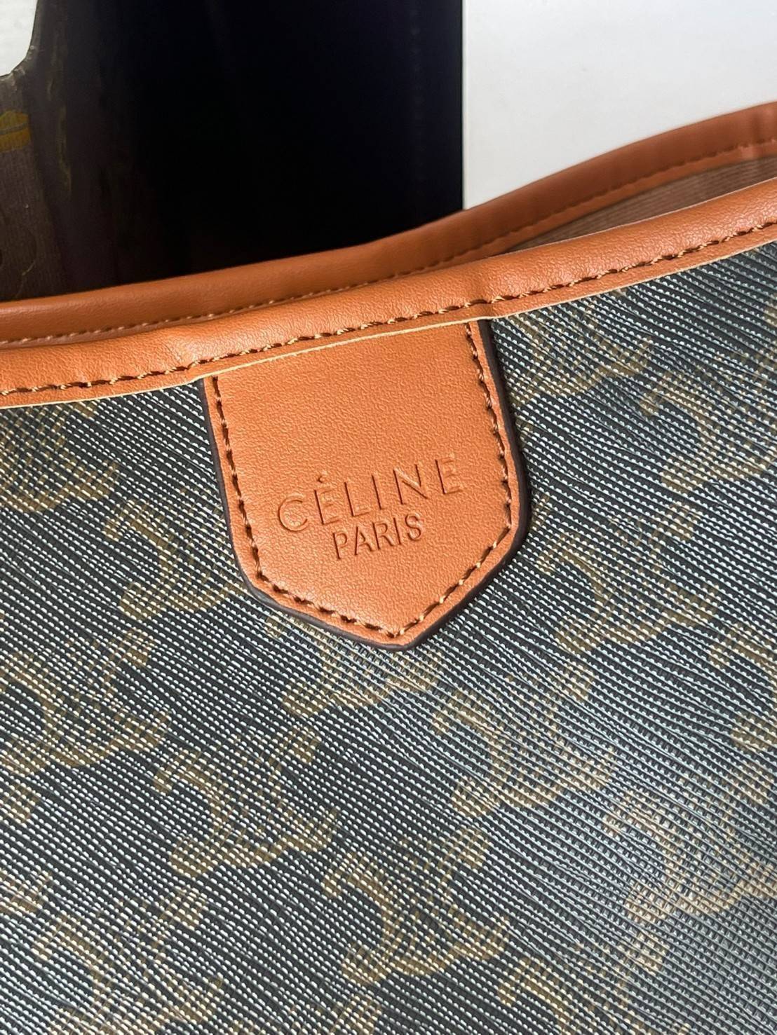 Celine Triomphe Large Shoulder Bag กระเป๋าสะพายรุ่นนี้ก็เป็นอีกหนึ่งใบที่คุ้มค่าคุ้มราคามากสำหรับสาวๆที่ชอบพกพาสิ่งของเยอะ เพราะมีฐานที่ขนาดกว้างเลยทีเดียว ด้วยดีไซน์กึ่งทางการ กึ่งลำลอง จึงใช้งานได้หลายโอกาส ลายtriompheที่โดดเด่นเป็นเอกลักษณ์ หรูหราดูแพง