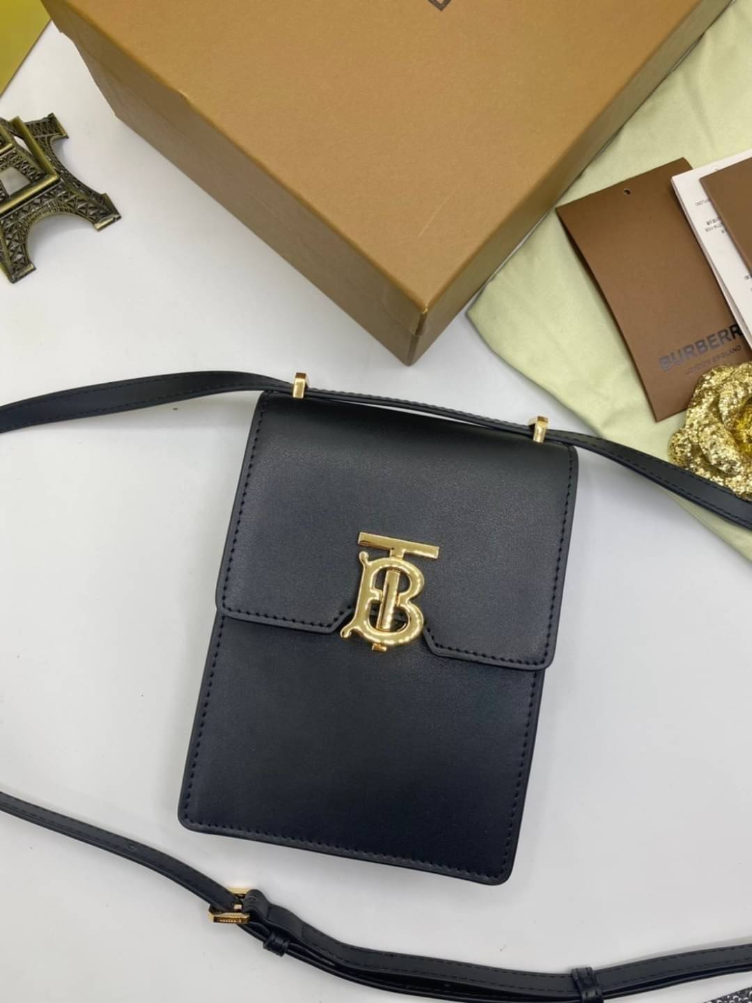VIP GIFT 】หนังแท้ BURBERRY FRAGRANCES CROSSBODY BAG กระเป๋าทรงเหลี่ยมแนวตั้งดีไซน์สวยหรูอยู่ทรงมีโลโก้แบรนด์ด้านหน้า งานหนังดีที่สุด เปิดปิดด้วยฝาปิดสัญลักษณ์ตัวB ภายในโล่งสามารถใส่มือถือ iphone เงิน ของจุกจิกได้ สายสะพายหนังยาวถอดได้ปรับระดับได้ อะไหล่แบ