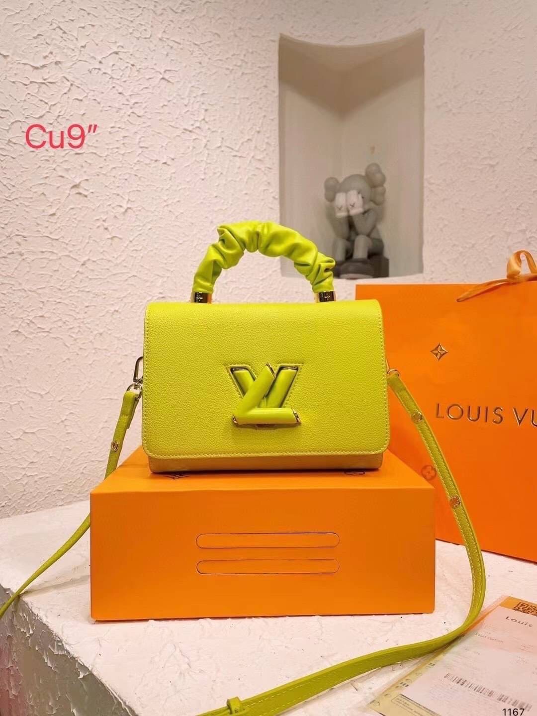 LV TWIST top handle ที่สุดของความสวยในราคาเบาๆ กระเป๋าถือสุดหรู ดีไซน์ทรงคลาสสิค ดีงามม้ากกกก!! มาพร้อมหูจับในตัว ด้วยรูปทรงวินเทจ พร้อมส่งครบ box set ในราคาที่คุ้มที่สุด จัดเถอะค่า ยืนยันว่าสวยคุ้ม!!