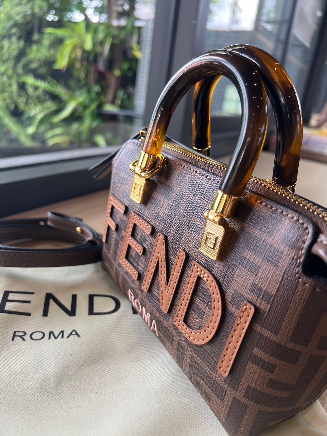 FENDI By The Way Mini Small brown FF fabric Boston bag / FENDI Bag พร้อมส่ง กระเป๋าสะพายใบเล็ก ผลิตจากผ้าแจ็คการ์ดลาย FF เป็นเอกลักษณ์ **สินค้าเกรดออริจินอล 1:1 สลับแท้