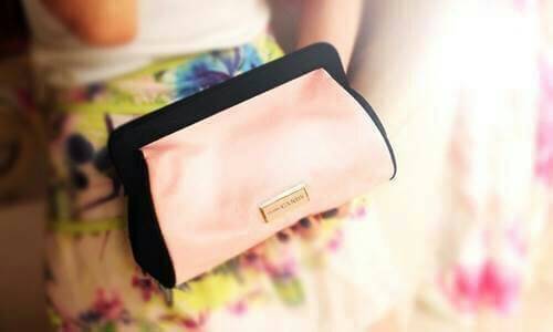 PRADA CANDY COSMETIC BAG GIFT WITH PURCHASE (GWP) จากเคาน์เตอร์ต่างประเทศรุ่น Limited Satin Material ทรง cluth ขนาดกำลังน่ารัก ด้านหน้ามีโลโก้ brand เปิดปิดด้วยแถบเเม่เหล็กซ่อนที่ปากกระเป๋า ซับใน Polyester มีช่องแบ่งสามารถใส่เครื่องสำอางค์ เครื่องเขียน เค