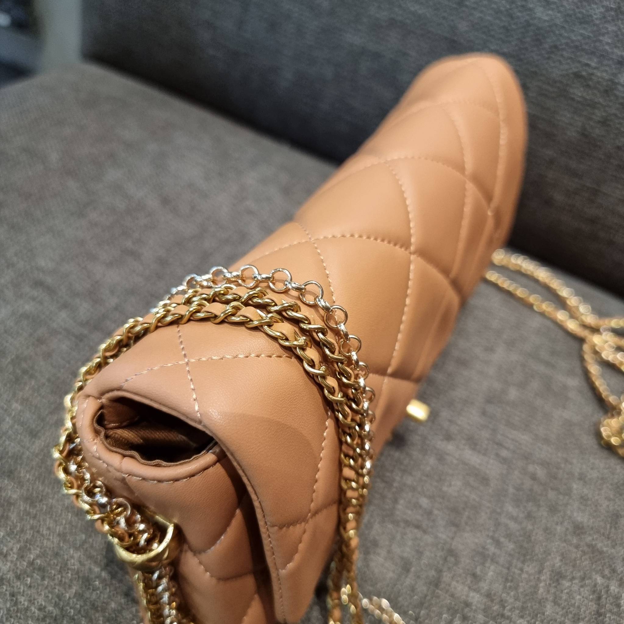 VIP 】สวยหรูพร้อมเสิร์ฟ!! กับไอเท็มสุดเลิฟจาก Chanel กระเป๋าสะพายที่สุดของความคุ้มค่า วัสดุหนังแกะนิ่มเต็มใบ เปิด-ปิดกระเป๋าด้วยตัวบิดล็อค ภายในกระเป๋าบุผ้าสวยหรู มีช่องโล่งกว้างจุของได้สบาย ใส่โทรศัพท์ กระเป๋าสตางค์ได้ มีช่องซิป 1 ช่อง ช่องย่อย 1 ช่อง ดีเ