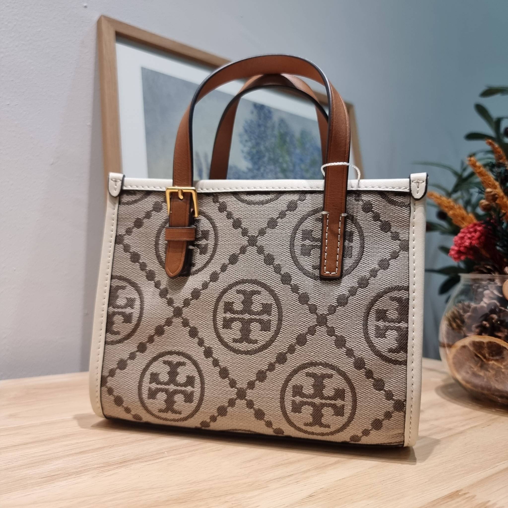 TORY BURCH MINI T MONOGRAM SQUARE TOTE รุ่นใหม่ล่าสุด คิ้วท์กว่าใคร! กับไอเท็มโมโนแกรมสุดฮิต กระเป๋าทรงโท้ทไซส์มินิ น่ารักน่าใช้มากๆ ให้คุณได้เพลิดเพลิน และคล่องตัวมากๆ
