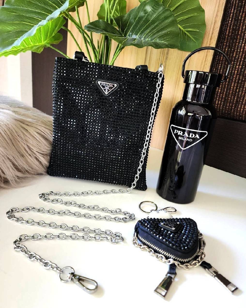 เซทสุดคุ้ม! ซื้อ1ได้ถึง3 PRADA CRYSTALS MINI TOTE BAG WITH KEYCHAIN AND VACUUM BOTTLE VIP สวยหรูดูดี items นี้คุ้มมากๆได้ถึง3อย่างทั้งกระเป๋าสะพาย(พร้อมสายโซ่)+พวงกุญแจ+กระบอกน้ำครบชุด ไอเท็มแนะนำน่าใช้ควรค่านักสะสม