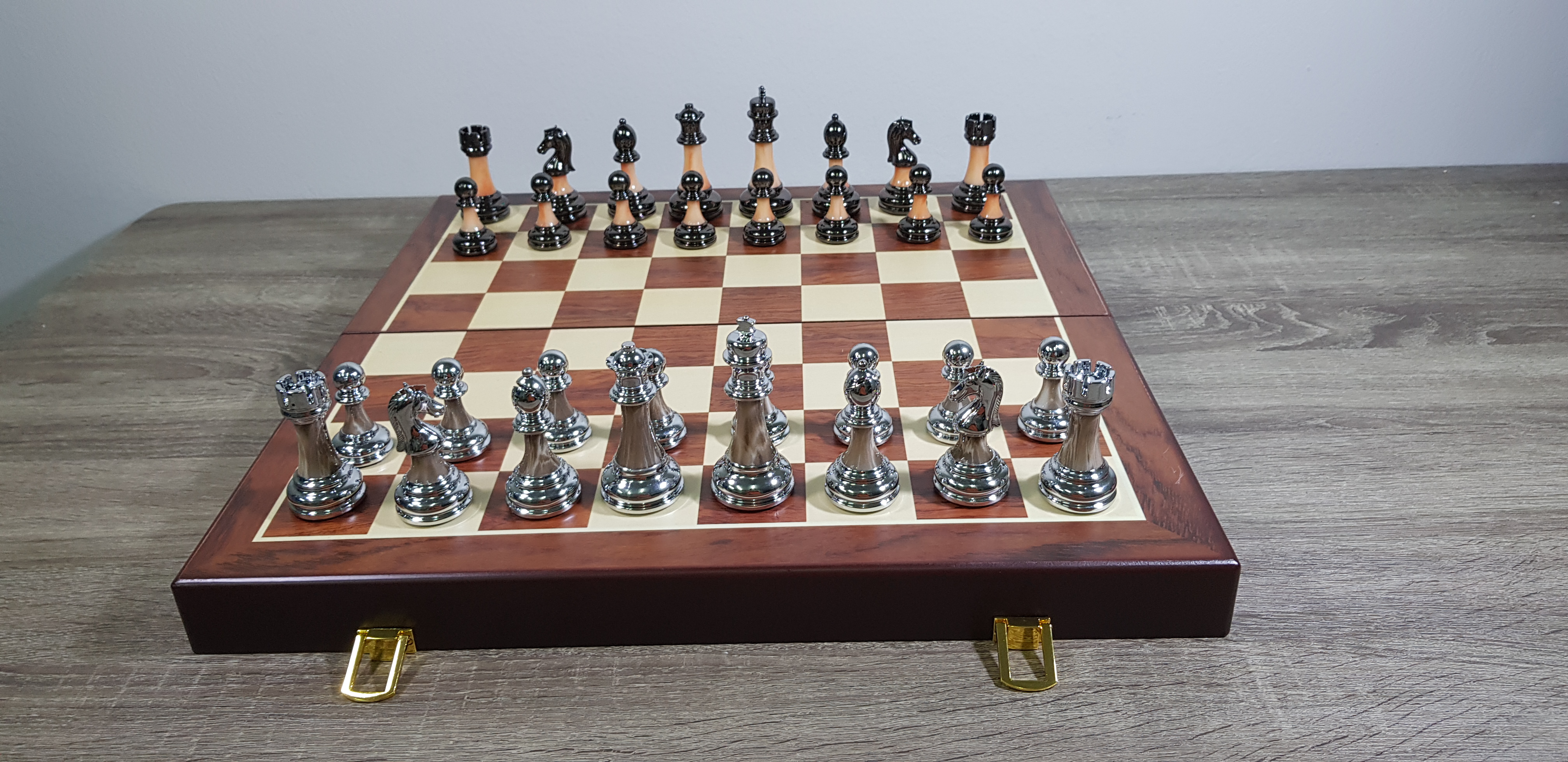 ชุดหมากรุกสากลไฮเอน(High End)ตัวอะคริลิคช่องขนาด 5x5 cm. ขนาดกระดาน45x45 cm.