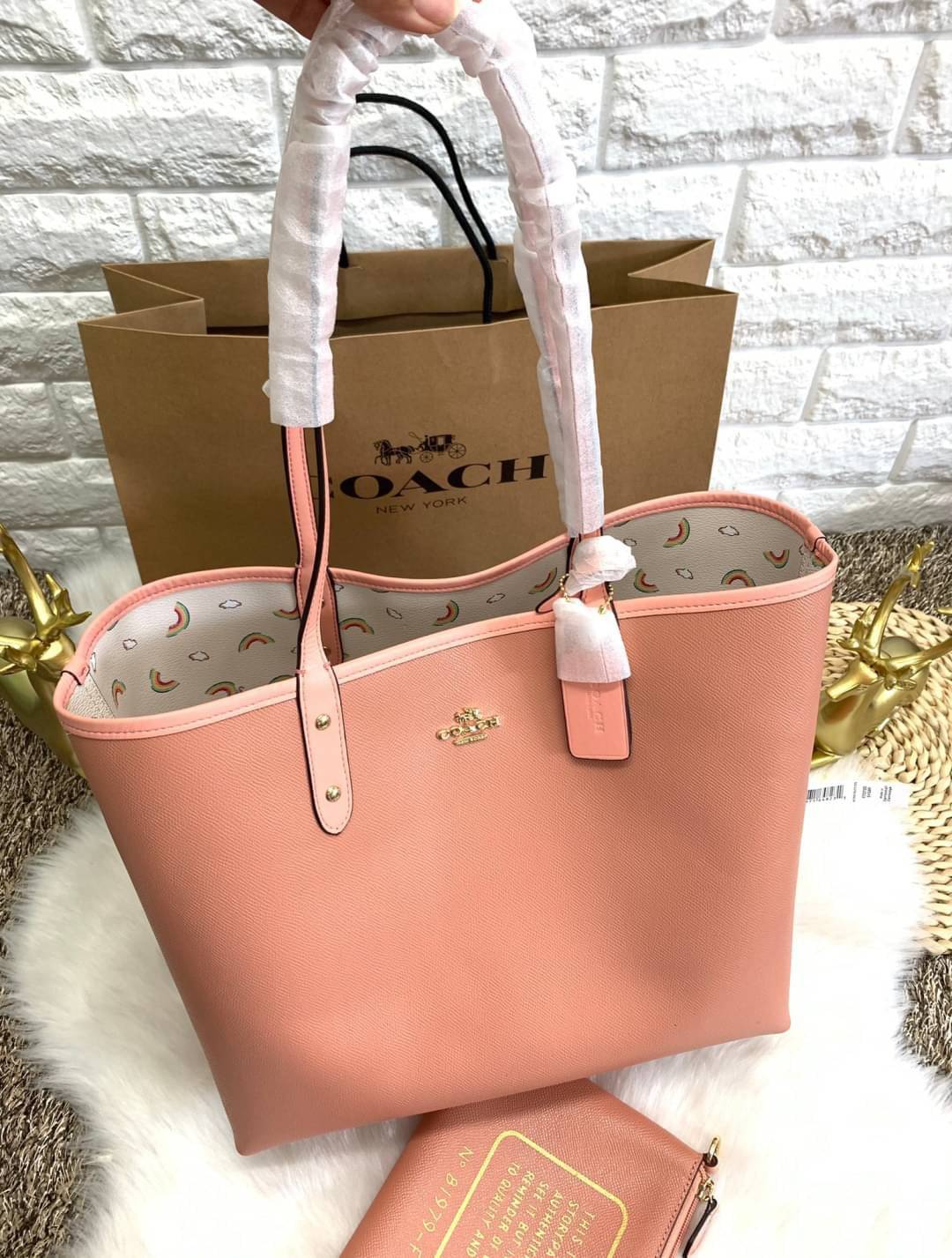 ลายหายากแล้วนะคะ🌈 COACH REVERSIBLE CITY TOTE RAINBOW PRINT ((F72720)) กลับมาอีกครั้ง! กระเป๋าทรงTote หนังแท้ กลับด้านได้ใช้ได้2ด้านค่ะ//ด้านนึงสีครีมลายรุ้ง//อีกด้านสีโอรส สวยงามค่ะ