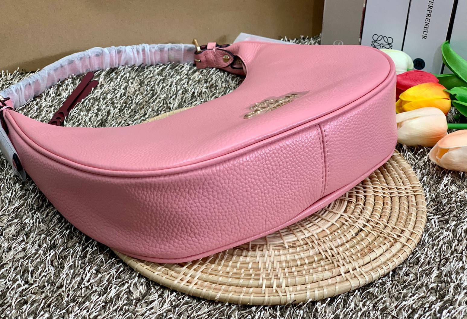 COACH BAILEY HOBO WITH WHIPSTITCH ((C4108//C1322)) พร้อมส่งที่ไทย!! สวยจริงไม่จกตาแน่นอนค่าา กระเป๋าทรงโค้ง ใช้แบบหิ้วหรือคล้องไหล่ก็ดูดี ใช้วัสดุหนังแท้ชั้นดี หนังสวยมากๆค่ะ ด้านหน้าใช้อะไหล่แบรนด์ตัวใหญ่ หรู ดูสะดุดตามีเดียว