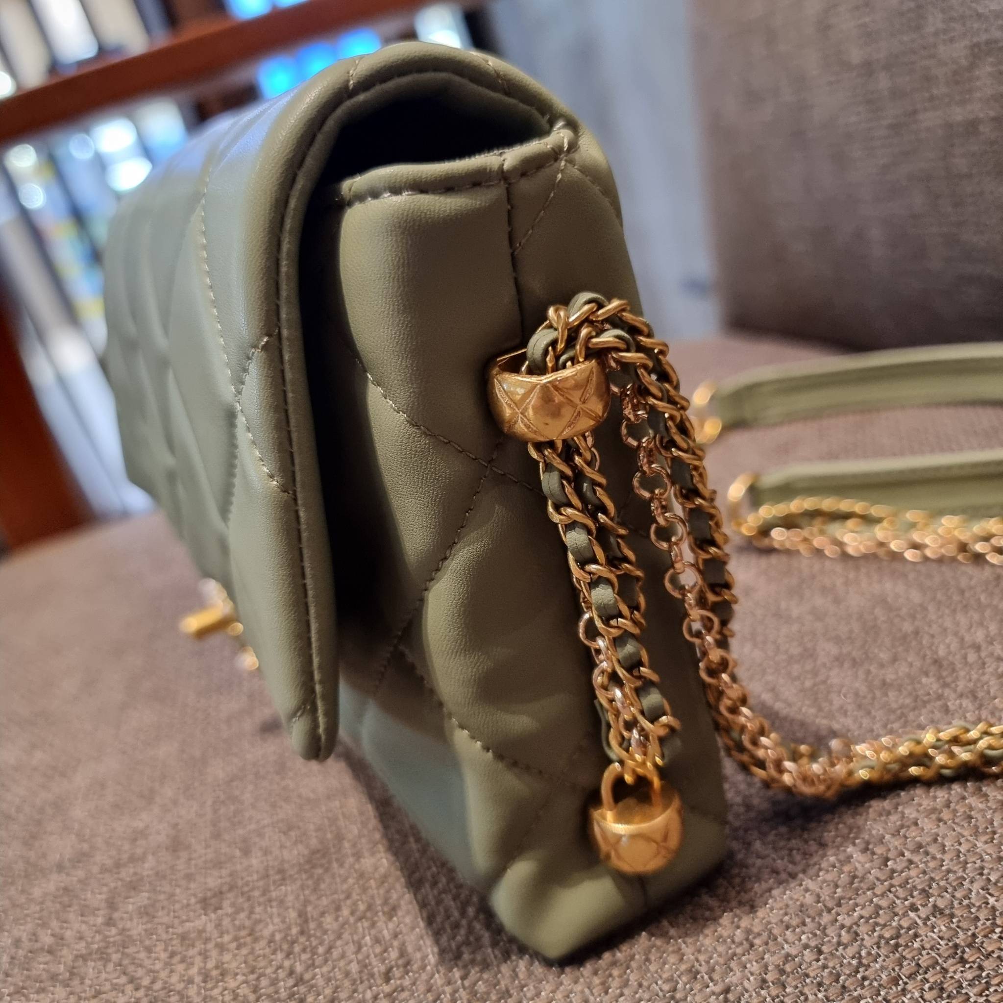 VIP 】สวยหรูพร้อมเสิร์ฟ!! กับไอเท็มสุดเลิฟจาก Chanel กระเป๋าสะพายที่สุดของความคุ้มค่า วัสดุหนังแกะนิ่มเต็มใบ เปิด-ปิดกระเป๋าด้วยตัวบิดล็อค ภายในกระเป๋าบุผ้าสวยหรู มีช่องโล่งกว้างจุของได้สบาย ใส่โทรศัพท์ กระเป๋าสตางค์ได้ มีช่องซิป 1 ช่อง ช่องย่อย 1 ช่อง ดีเ