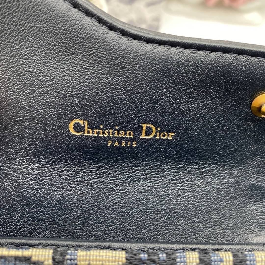 ORI 🥂 DIOR Wallet Saddle Lotus / Dior tri-fold wallet เกรดออริจินอล กระเป๋าสตางค์ 3 พับ วัสดุหนังแท้ และผ้า Jacquard อย่างดี ทอสวยงามที่สุด มีช่องใส่เหรียญมีซิปปิด ใส่การ์ด ใส่ธนบัตรได้ ครบเลยค่ะ ผสมผสานความสง่างามและคลาสสิกที่เข้ากับยุคสมัย ด้านห