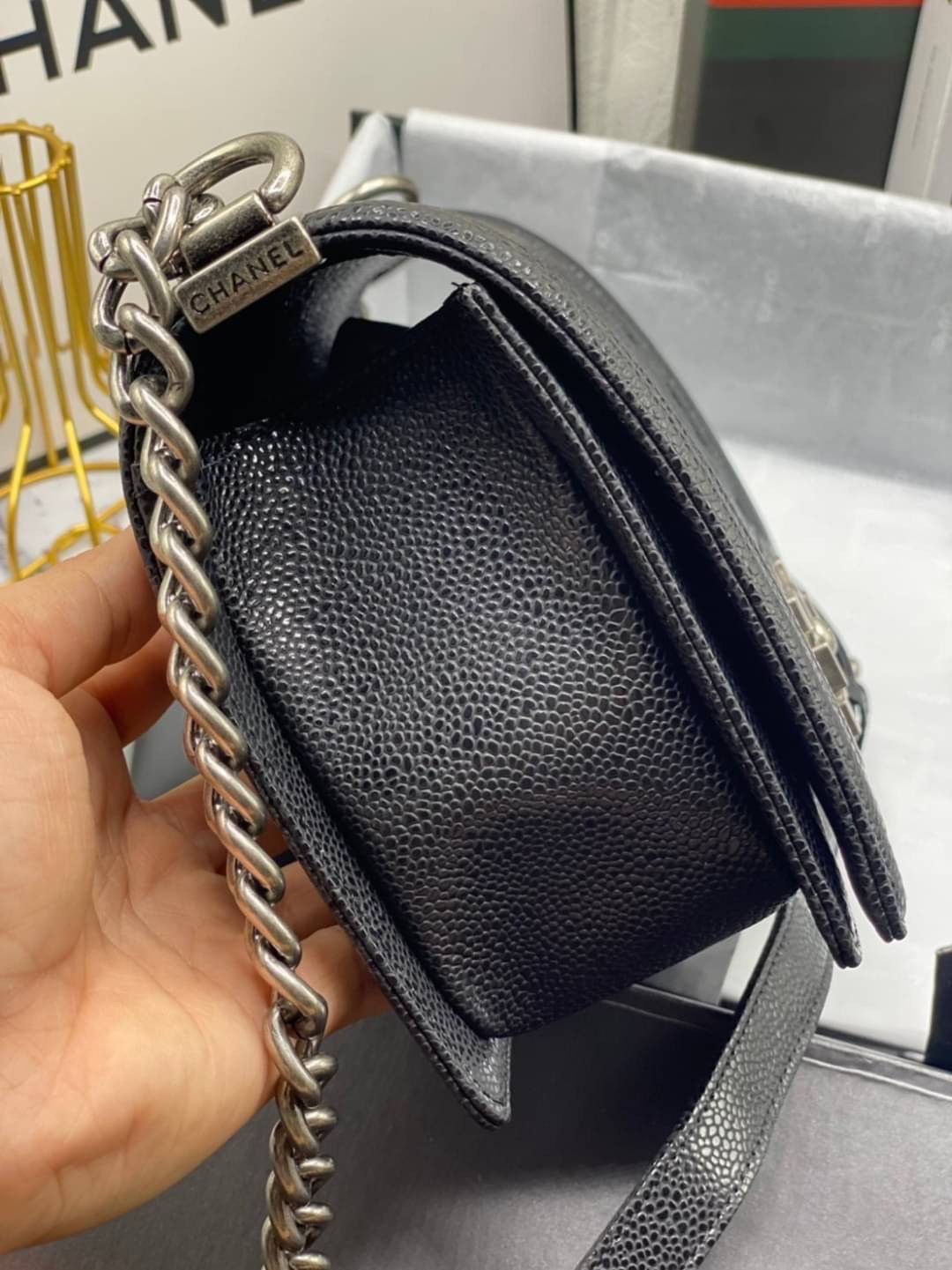 หนังแท้ CHANEL BOY 10" หนังคาเวียร์ อะไหล่เงิน/ทอง พร้อมส่งที่ไทย หนังลูกวัวแท้ อะไหล่โลหะสีรูทีเนียม สวยคลาสสิกทุกยุคสมัย เกรดออริจินอล 1:1 ภาพสินค้าถ่ายจากงานขายจริง ใช้งานต่างประเทศได้