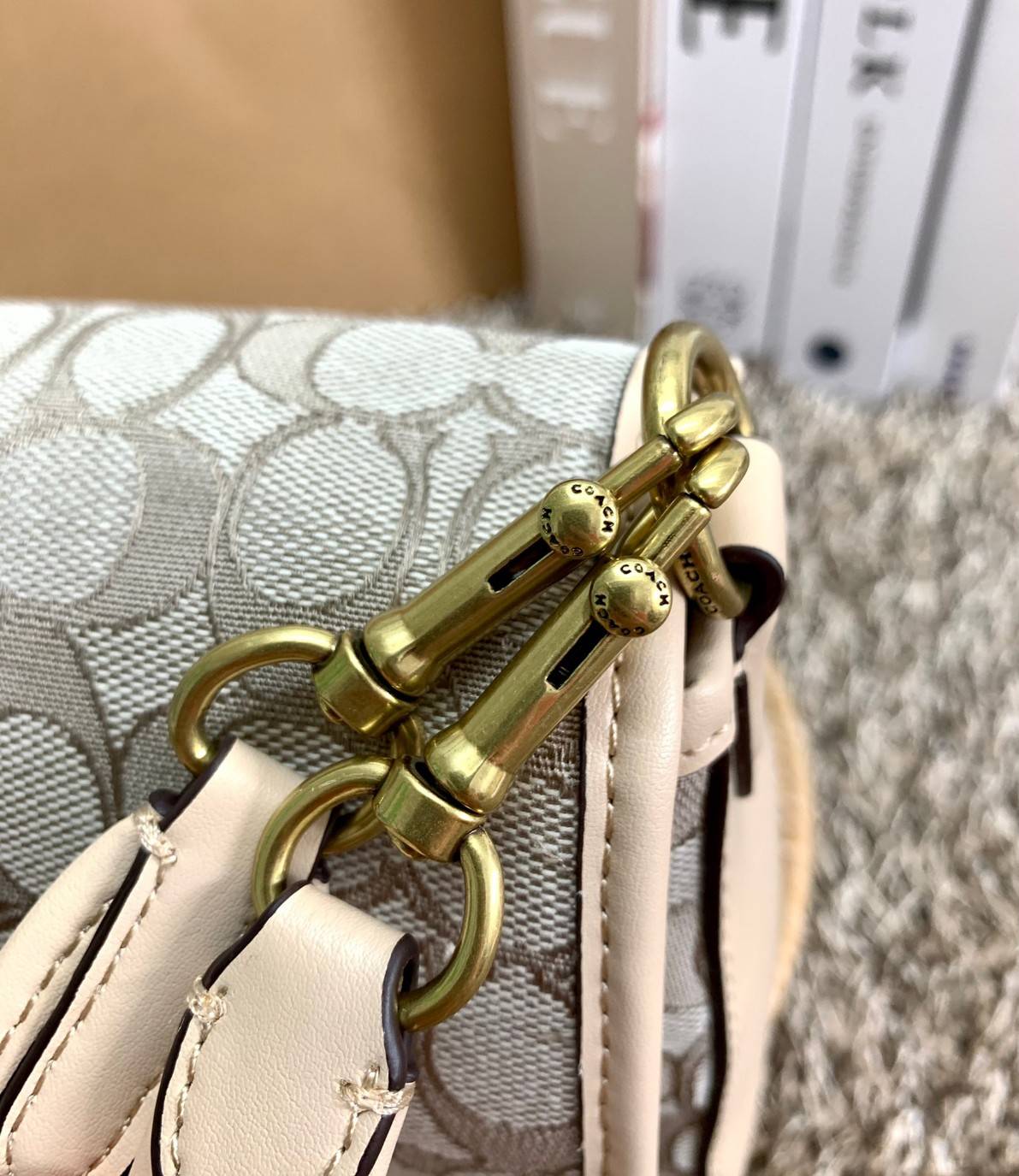 สวย คลาสสิคมากๆจ้าา COACH SOFT TABBY EUROPEAN CLASSIC UPGRADE PORTABLE BAG((C4821)) พร้อมส่งทันทีค่ะ สินค้าออกใหม่!! กระเป๋าหิ้ว//สะพายข้างได้ สุดคุ้ม! วัสดุ jacquard+หนังแท้ ได้สวยงาม คลาสสิคมากๆค่ะ น้ำหนักเบา เปิดปิดแบบกระดุมแม่เหล็กเป็นอะไหล่โลโก้แบรนด