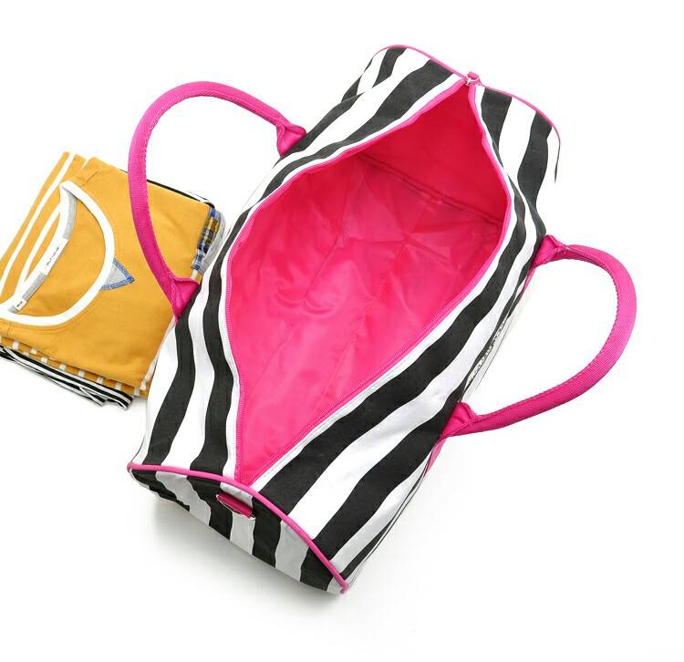 กระเป๋าTravel bag สีชมพู สุดทันสมัย ยี่ห้อ Victoria's Secret รุ่น Victoria's Secret Stript canvas bag กระเป๋าผ้าแคนวาส สุดเริ่ด ดีไซน์แบบลายขาวดำ แถบสีชมพู สวยปังมากๆค่ะ สามารถใส่เสื้อผ้าไว้ไปเที่ยว หรือไปฟิตเนต ใบนี้คุ้ม จุ และสวยมากๆค่ะ ปากกระ