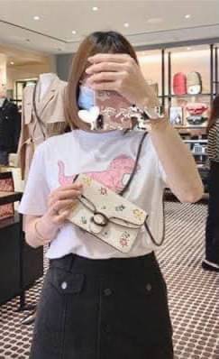 COACH TABBY CROSSBODY WITH WILDFLOWER PRINT ((810)) พร้อมส่งที่ไทยค่ะ! กระเป๋าสะพายครอสบอดี้ร์หรือสามารถถือแบบคลัทออกงานสวยๆได้เลยนะคะ วัสดุหนังแท้ หนังนิ่มค่ะ