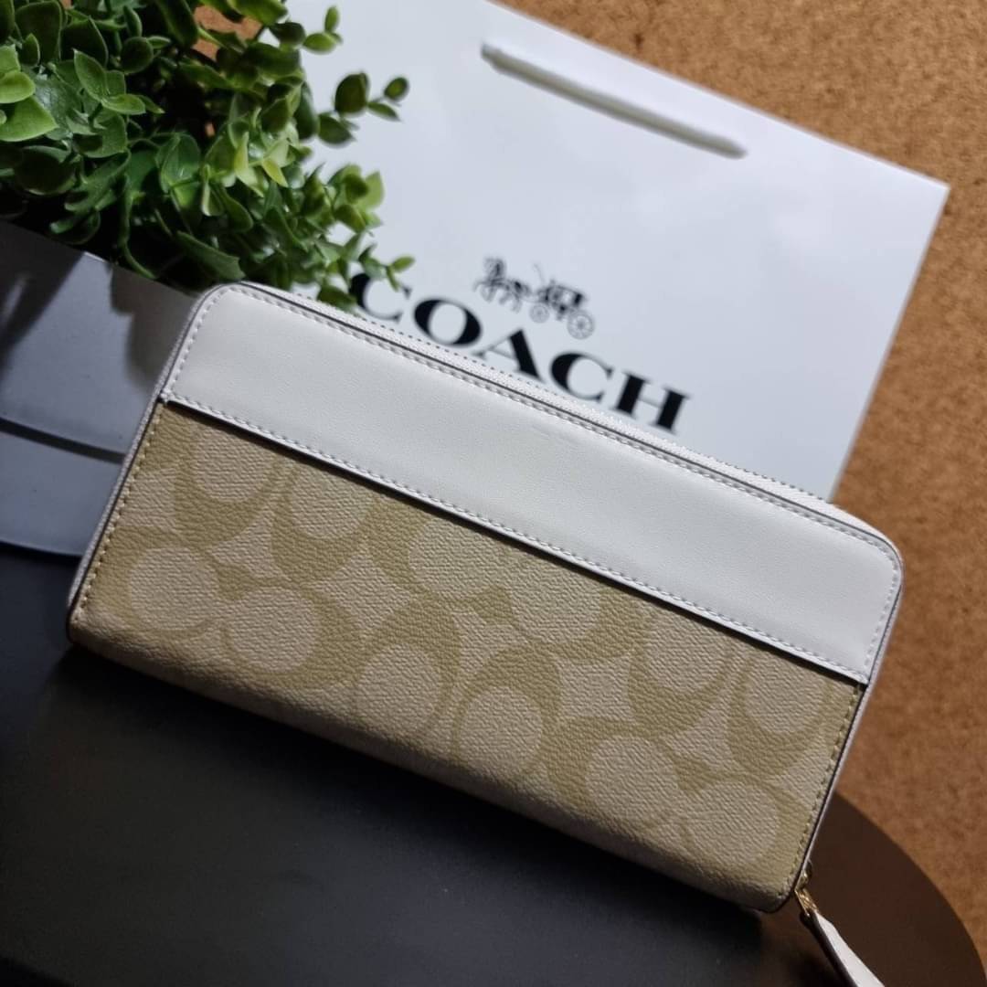 COACH F76873 ACCORDION ZIP WALLET IN SIGNATURE CANVAS Best seller กระเป๋าสตางค์รุ่นคลาสสิค ซิกเนเจอร์ของแบรนด์ ที่ขายดีตลอดกาล วัสดุหนังแคนวาสเคลือบสลับหนังแท้ เปิด-ปิดด้วยซิปรอบ รูดใช้งานง่าย ใส่บัตรได้ มีช่องซิปใส่เหรียญ ใส่มือถือได้ พกใบนี้ใบเดียวเอาอย