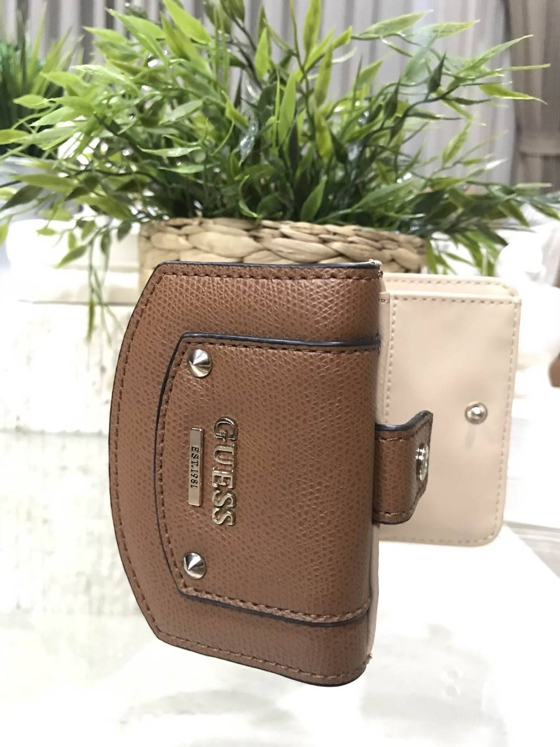 GUESS FACTORY WOMEN'S SHORT WALLET New arrival! กระเป๋าสตางค์ใบสั้นรุ่นแนะนำ หนังสวยอยู่ทรง ด้านหน้าประดับโลโก้แบรนด์ ภายในมีช่องใส่ธนบัตร 2 ช่อง มีช่องใส่รูป, บัตร และช่องใส่เหรียญค่ะ