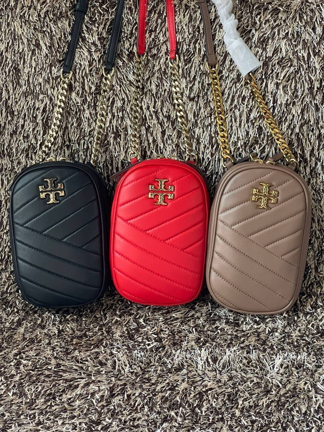 Tory burch kira chevron n/s crossbody bag กระเป๋าสำหรับใส่มือถือหรือของจุกจิกต่างๆ ได้กลายมาเป็นแฟชั่นสุดร้อนแรงแห่งปี คอลเลคชั่นนี้ออกมาเพื่อเอาใจสาวๆโดยเฉพาะ สีสันสุภาพเพื่อให้แมทช์กับสีสันของเสื้อผ้า ได้ง่าย ภายในยังสามารถแบ่งสันปันส่วนไว้สำหรับใส่บัตร