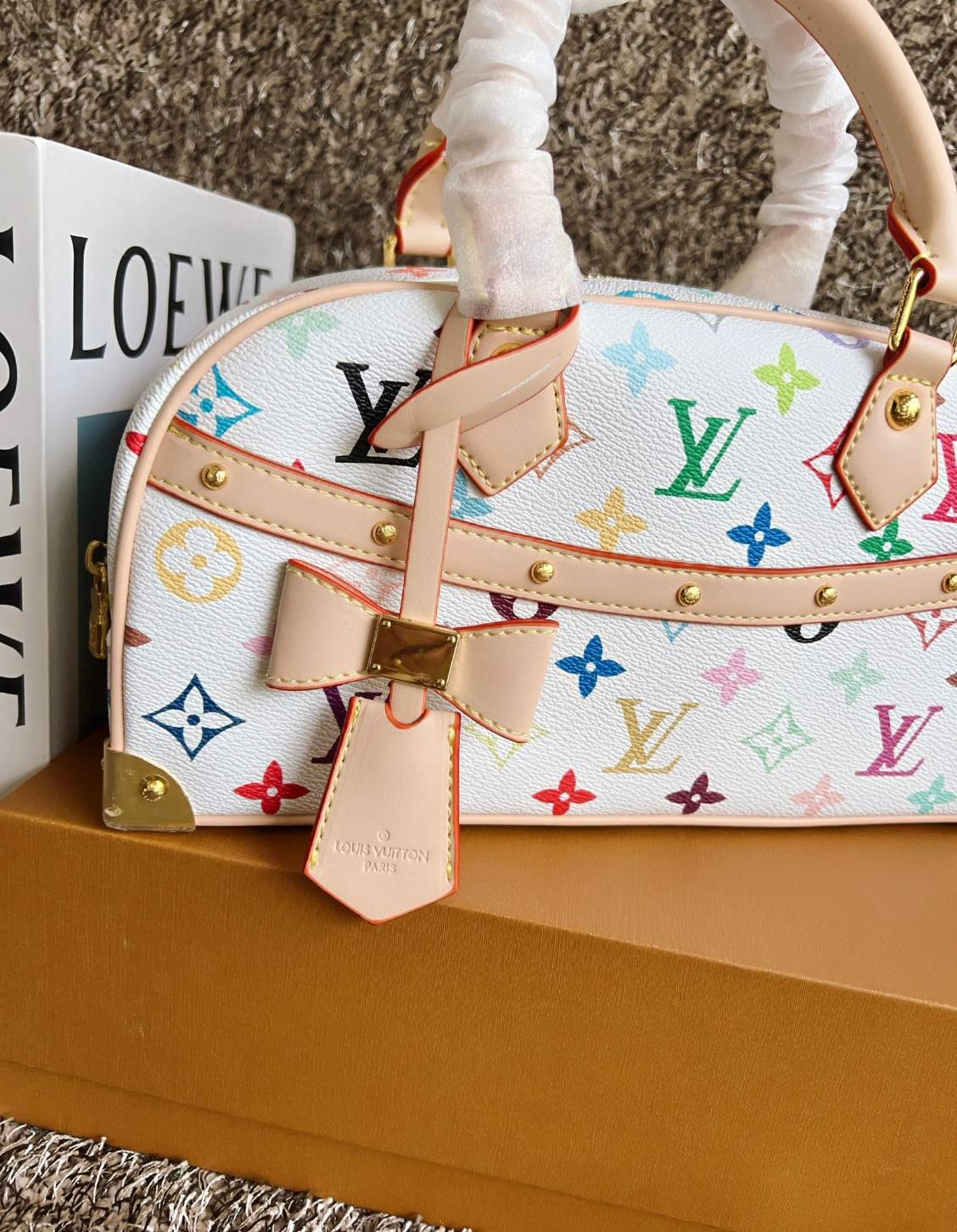 ORI หนังแท้ | LV x TM Handbag East West Murakami ซีซั่นนี้จะเป็นรุ่นไหนไปไม่ได้นอกจากรุ่นใหม่ล่าสุด พิมพ์ลายโมโนแกรมทั้งใบทรงล้ำสมัย หนังแท้นิ่มอย่างดี ประดับด้วยหมุดโลหะสีทองสุดหรูค่ะ