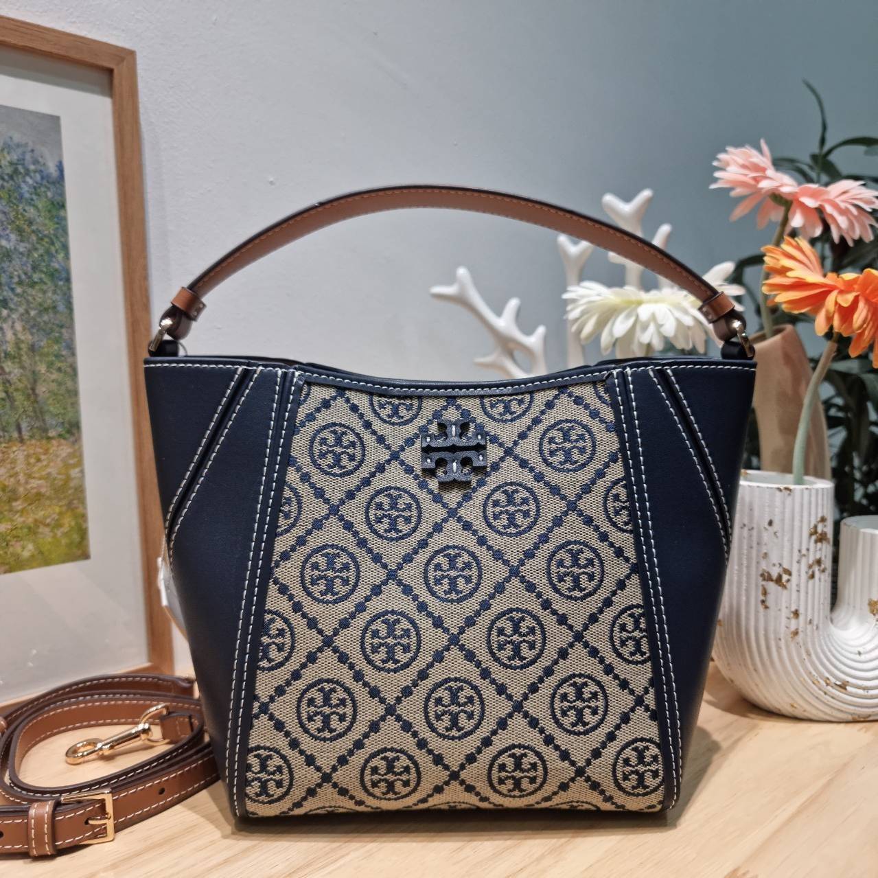 TORY BURCH SMALL T MONOGRAM MCGRAW BUCKET BAG กระเป๋าทรงบัคเก็ตโมโนแกรม เกรดออริ สลับแท้ 1:1 ใช้งานต่างประเทศได้