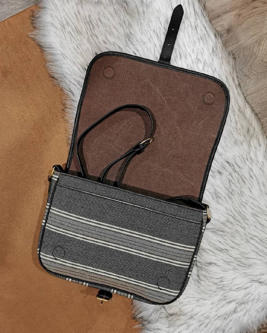 CELINE MESSENGER BAG VIP GIFT WITH PURCHASE (GWP) พรีเมี่ยมกิ๊ฟรุ่น Limited จาก CELINE HAUTE PARFUME DUTYFREE COUNTER วัสดุ CANVAS TEXTILE ลายทางสีคลาสสิคดีไซน์ Unisex ใช้ได้ทั้งชายและหญิง เปิดปิดด้วยฝาปิด Belt และแถบแม่เหล็กด้านใน ขนาดกำลังดี น้ำหนักเบา 
