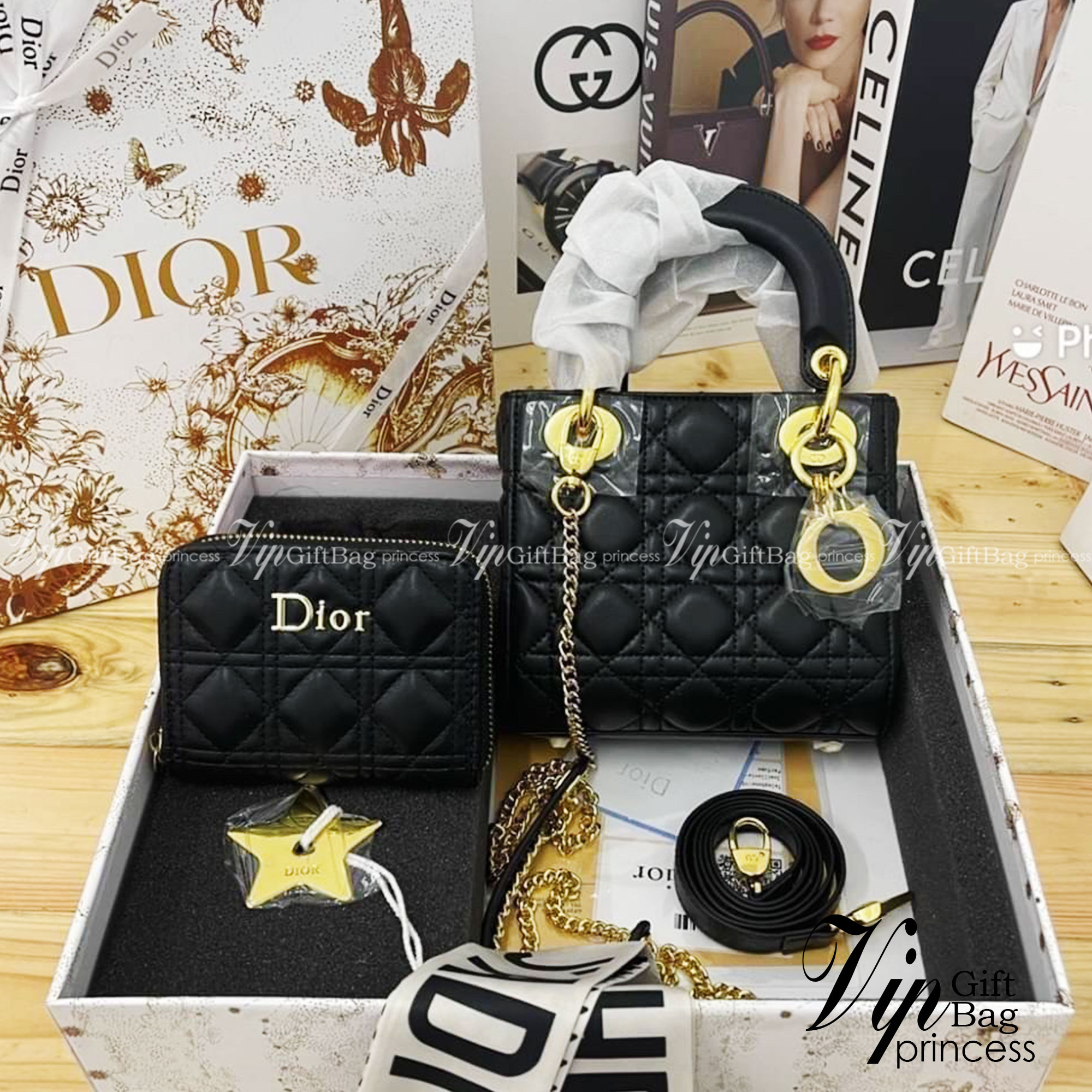 DIOR SET BAG / DIOR CD LADY BAG / CD LIMITED EDITION GIFT BOX WITH GOLD STAR BOUTIQUE SET พร้อมเสิร์ฟครบชุด น่ารักมากค่ะ ดีไซน์เรียบง่าย แต่แฝงไปด้วยความหรูหรา ทรงกล่องคลาสสิค มีหูจับในตัวและสายครอสบอดี้สุดเลิศ