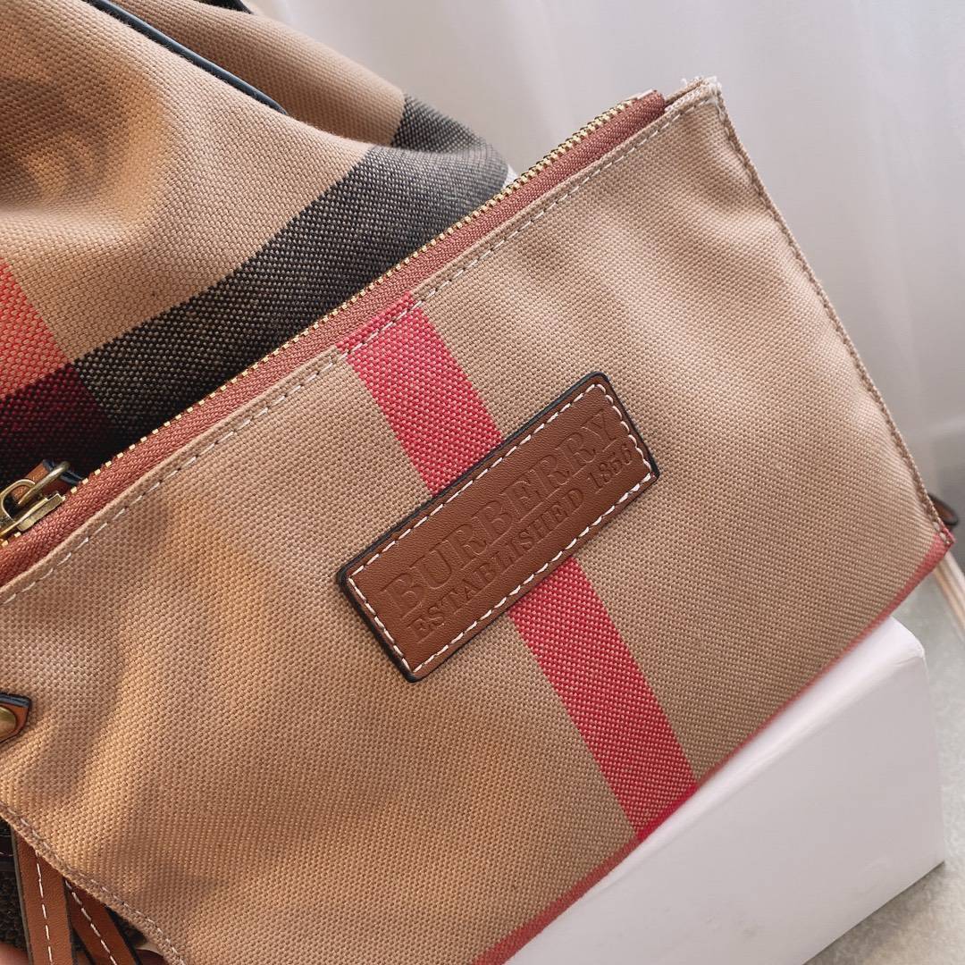 BURBERRY VINTAGE CANVAS BUCKET BAG งานพรีเมียมกิ้ฟท์เคาเตอร์ น้ำหอมจากแบรนด์ **ทรงขนมจีบ มาพร้อมสายยาว วัสดุผ้า Canvas เนื้อหนาซับในอย่างดี ลายแบรนด์สวยมากคะ จุดเด่นคือ กระเป๋าสามารถ จุของได้เยอะมาก มาพร้อมกระเป๋าใบเล็กอีกหนึ่งใบสามารถแยกใช้งานได้ ถือแล้ว