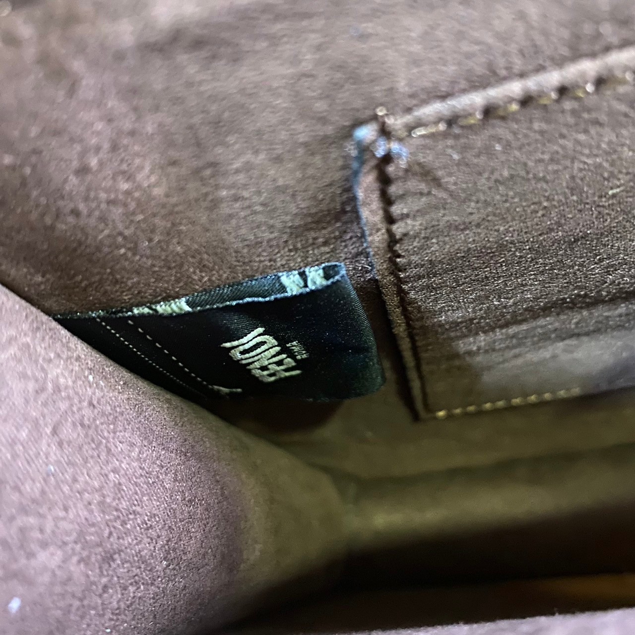 FENDI KAN leather bag เกรดออริจินอล สลับแท้ ด้วยสีและลวดลายคลาสสิกตามแบบแบรนด์ เข้าได้กับสาวๆ ทุกสไตล์ บ่งบอกความเป็น FF ได้อย่างสมบูรณ์แบบ