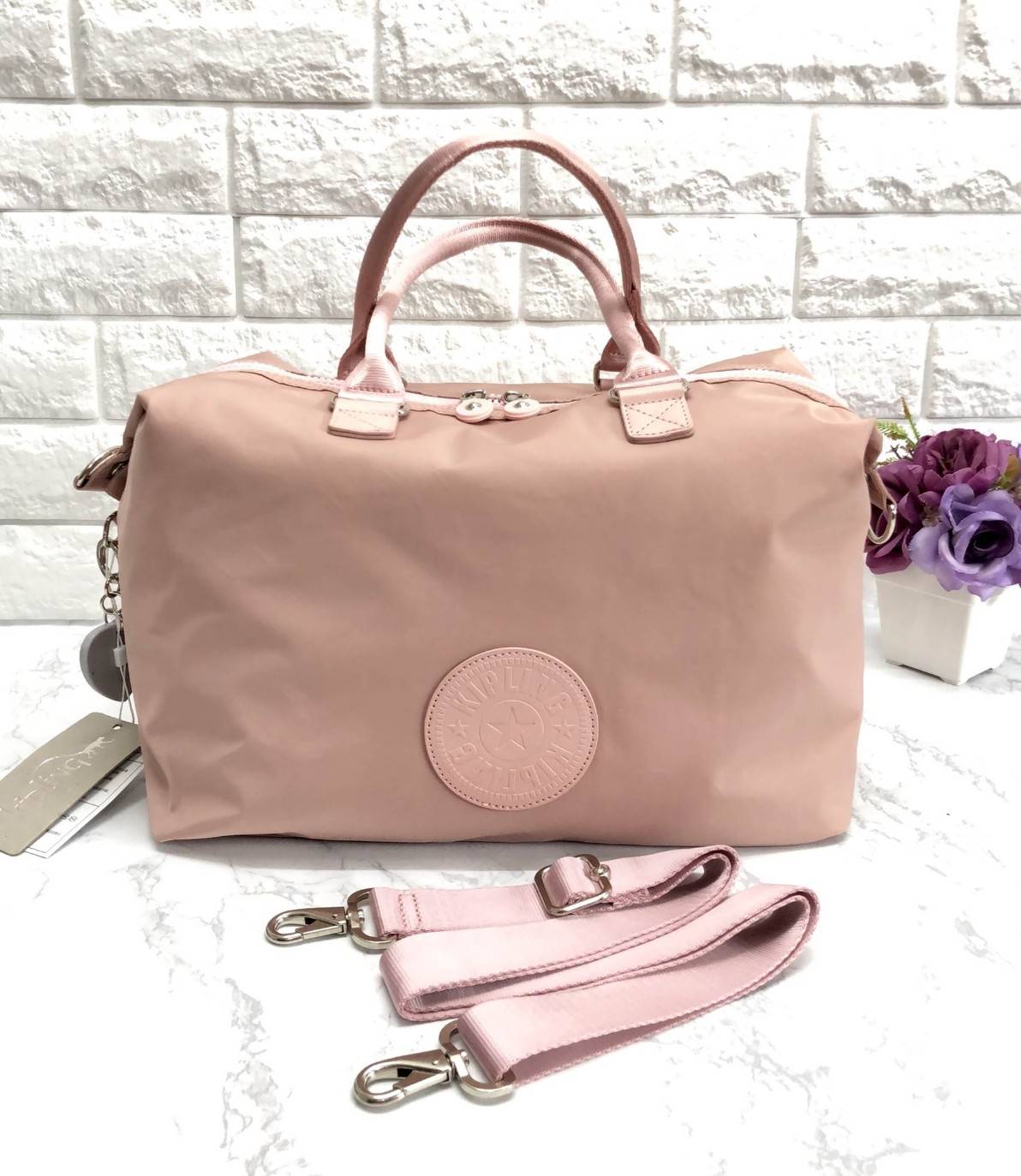 Kipling Tiram Handbag 2018 (Kipling oem factory HK.) กระเป๋าถือหรือสะพายขนาดกลาง วัสดุ nylon กันน้ำในระดับนึงค่ะ เปิดปิดกระเป๋าแบบซิปคู่ ภายใน กระเป๋าโล่งกว้าง มีข่องซิป และช่องเล็ก และช่องขนาดกลาง เสริมนวมกันกระแทก พร้อมสายห้อยกุญแจ ด้านข้างกระเป๋า สามาถ