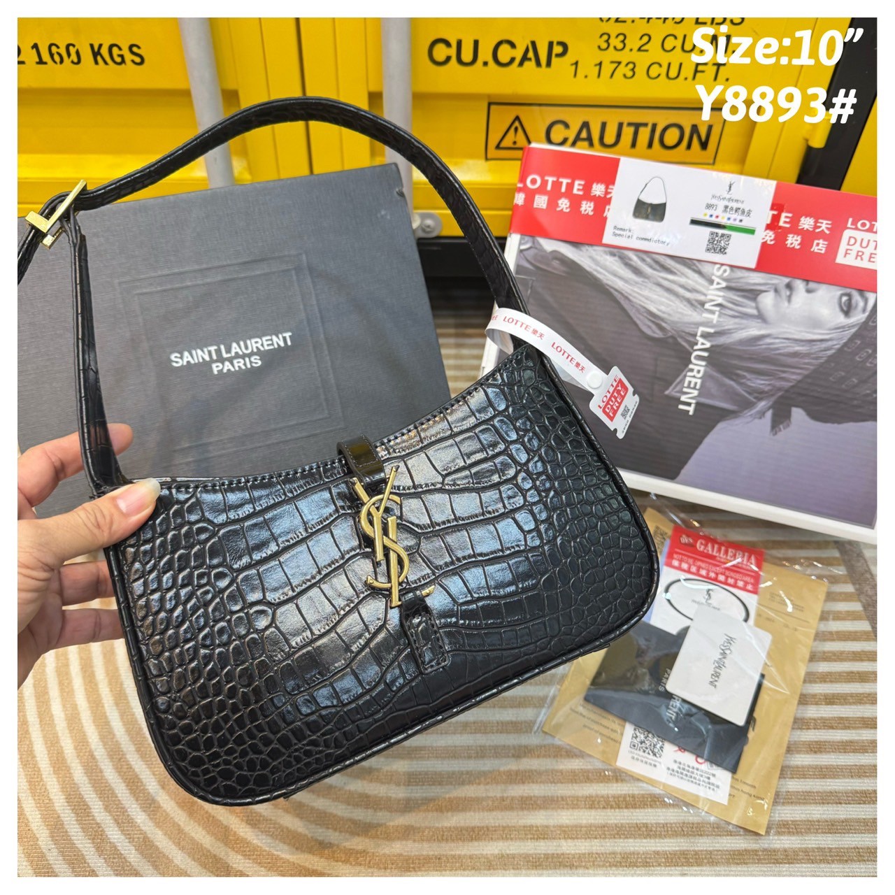 YSL le 5 à 7 in crocodile-embossed shiny leather / YSL croc hobo bag กระเป๋าสะพายไหล่ดีเทลหรู ฮอตไม่หยุด ฉ่ำสุดกับกระเป๋าสะพายไหล่ตัวแม่ คลาสสิค ดีเทลหรู สวยครบทุกมุมตอบโจทย์ทุกไลฟ์สไตล์ ใช้งานได้ง่ายและสะดวก *วัสดุหนังลายจระเข้ น้ำหนักเบา