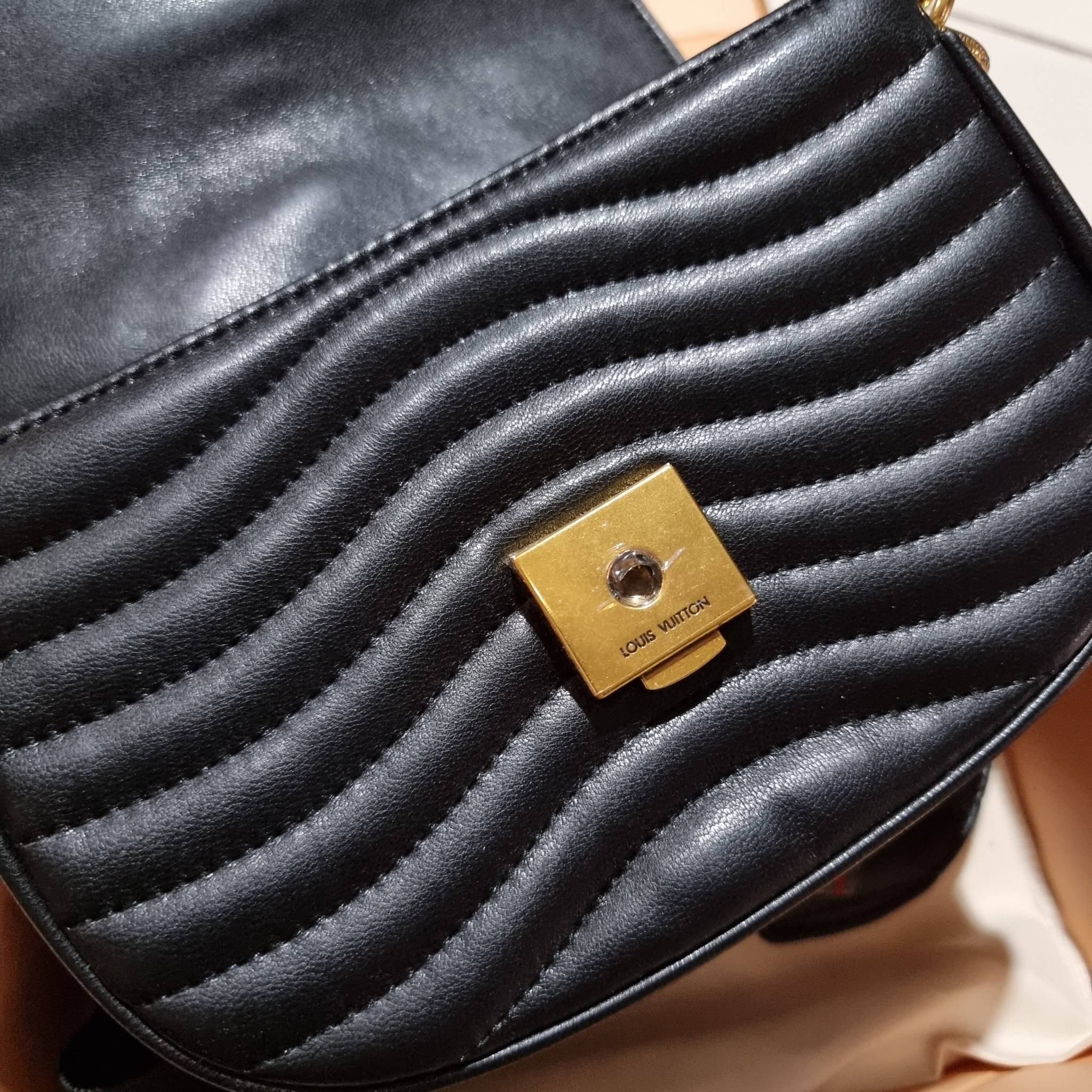 LV new wave pochette multi bag กระเป๋าสะพายมัลติฟังก์ชั่น สุดหรู มาพร้อม box set รับรองว่าดีงาม ลูกเล่นคลาสสิคผสานความวินเทจ มีสายสะพายให้ 2 เส้น และกระเป๋าใบลูก เล็กน่ารัก วัสดุหนังแท้ ภายในเป็นช่องโล่ง แบ่งสัดส่วนมีช่องย่อย ใบนี้ปรับใช้ได้หลายสไตล์ ลุคไ