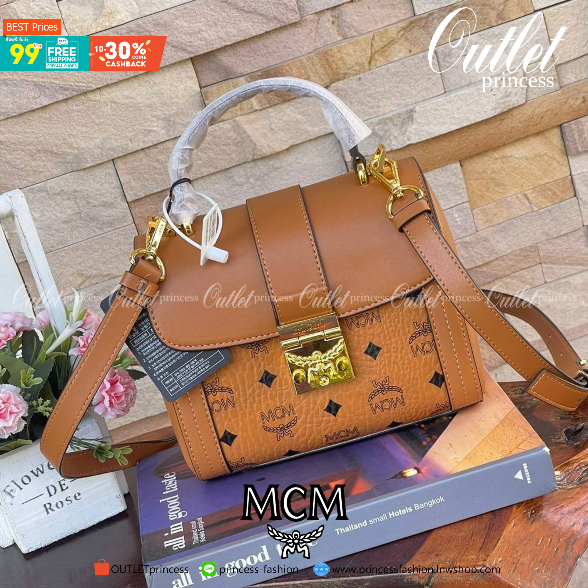 M.C.M Tracy Satchel in Visetos กระเป๋าทรงนักเรียน Tracy ขนาดเล็กผสานความประณีตที่อ่อนนุ่มของหนังดิบ (Vachetta) เข้ากับสัญลักษณ์อันเป็นมรดกของผ้าใบเคลือบผิวลาย Visetos ปิดด้วยตัวล็อคลอเรลนับเป็นความหรูหราที่มาพร้อมพื้นที่เก็บของจำเป็นอย่างกว้างขวาง