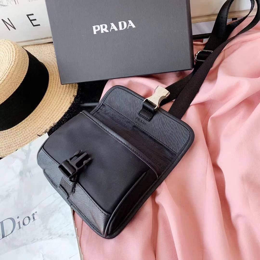 Prada NYLON & Saffiano crossbody bag กระเป๋าสะพายขนาดกำลังน่ารัก วัสดุ NYLON ผสม หนังลาย Saffiano ขนาดกำลังพอดี อยู่ทรง