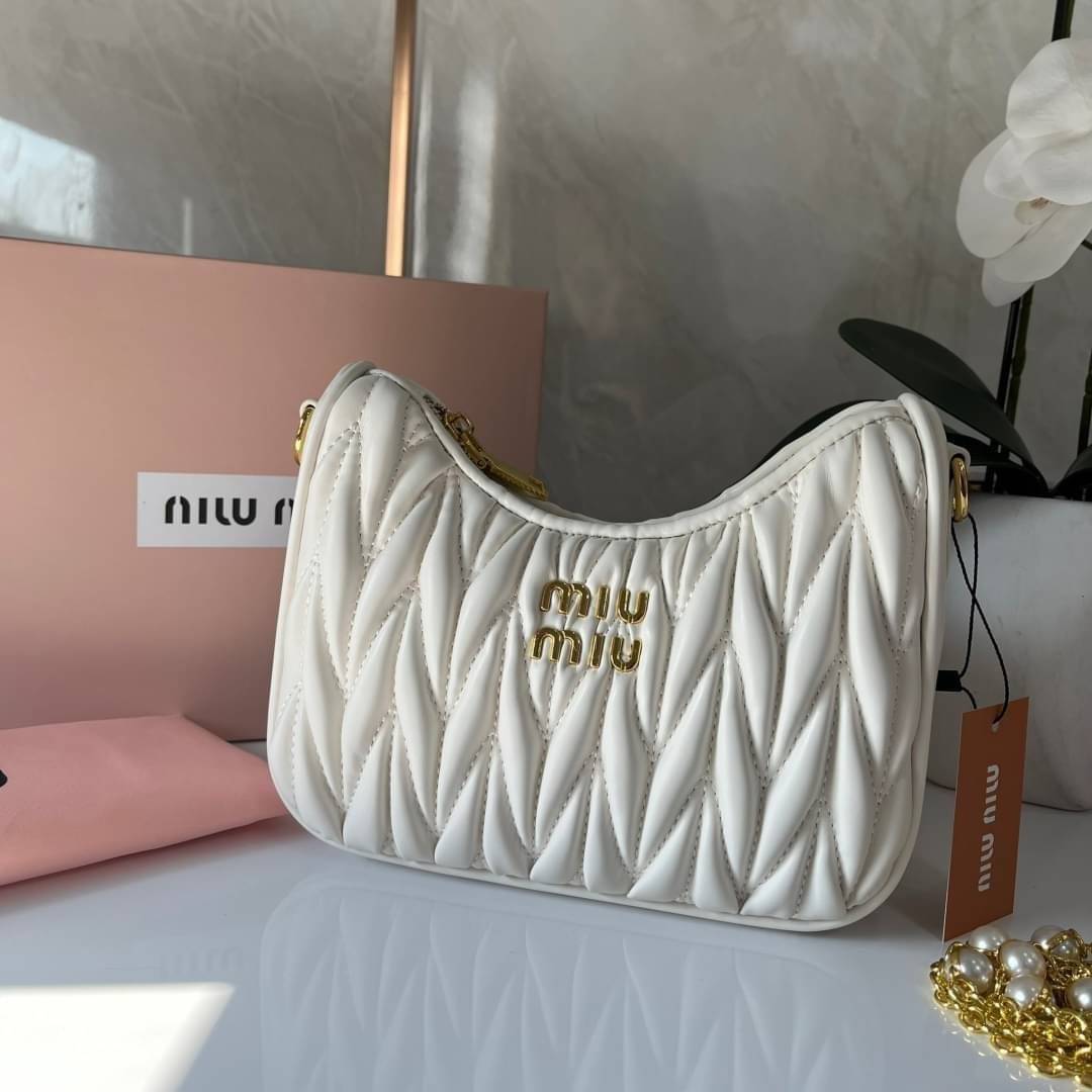 MIU MIU matelasse nappa leather shoulder bag กระเป๋าสะพายข้าง สายสะพายประดับไข่มุกและคริสตัล ให้ความละมุม ลุคคุณหนูน่ารักสุดๆคะ