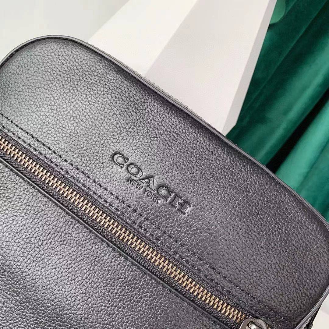 COACH HOUSTON FLIGHT BAG Calf Leather Black Smooth calf leather พร้อมส่งอีกครั้ง! กระเป๋าสะพายแบบครอสบอดี้ร์ของคุณผู้ชาย หนังแท้ ลายหนังสวย ด้านหน้ามีช่องซิปให้หนึ่งช่อง ช่องหลักกว้างใส่สัมภาระได้จุค่ะ พร้อมช่องเล็กใส่ของจุกจิกอีก3ช่องค่ะ สายสะพาย