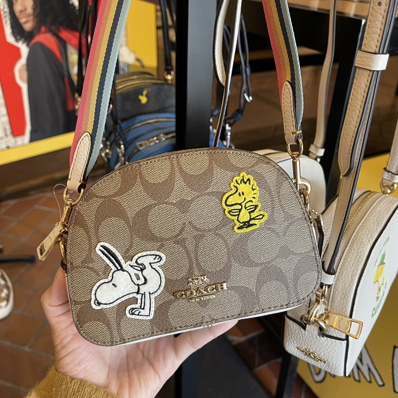 OUTLET 】COACH SNOOPY x PEANUTS MINI SERENA SATCHEL IN SIGNATURE CANVAS sling crossbody 4238 Coach Original Limited Edition Collection กระเป๋าครอสบอดี้ทรงยอดฮิต ขนาดกะทัดรัด คอลเลคชั่นพีนัท รุ่นนี้สามารถใช้ยูนิเซ็กส์ได้เลย สาวๆหนุ่มๆได้หมดไม่เกี่ยง!! รูปทร