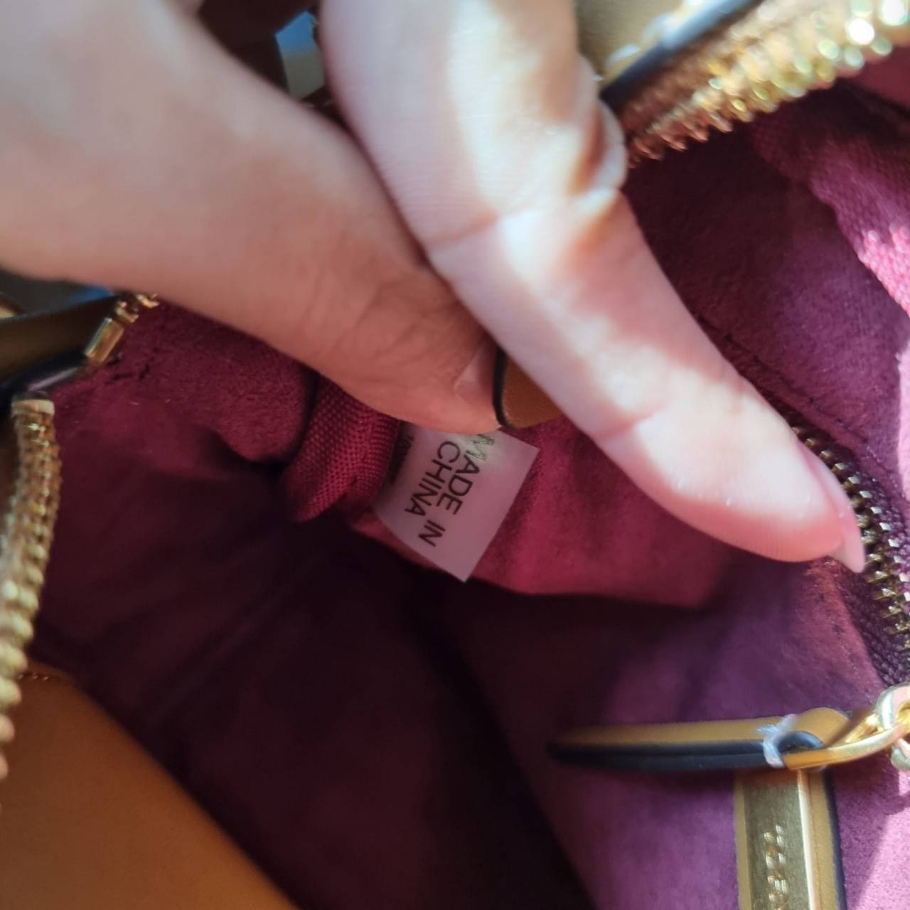 TORY BURCH T MONOGRAM JACQUARD CAMERA BAG ใหม่ล่าสุด ยังไม่เข้าช็อปไทยน้า จัดมาให้สวยเลิศก่อนใคร!! สี hazel ใหม่ หรู ผู้ดีมากๆ กระเป๋าสะพายข้างทรงกล่อง ใช้งานง่าย วัสดุ jacquard woven สลับหนังแท้ มีซิปเปิดปิดด้านหน้า และช่องหลัก ดีไซน์ออกมาให้ดูคลาสสิควิน