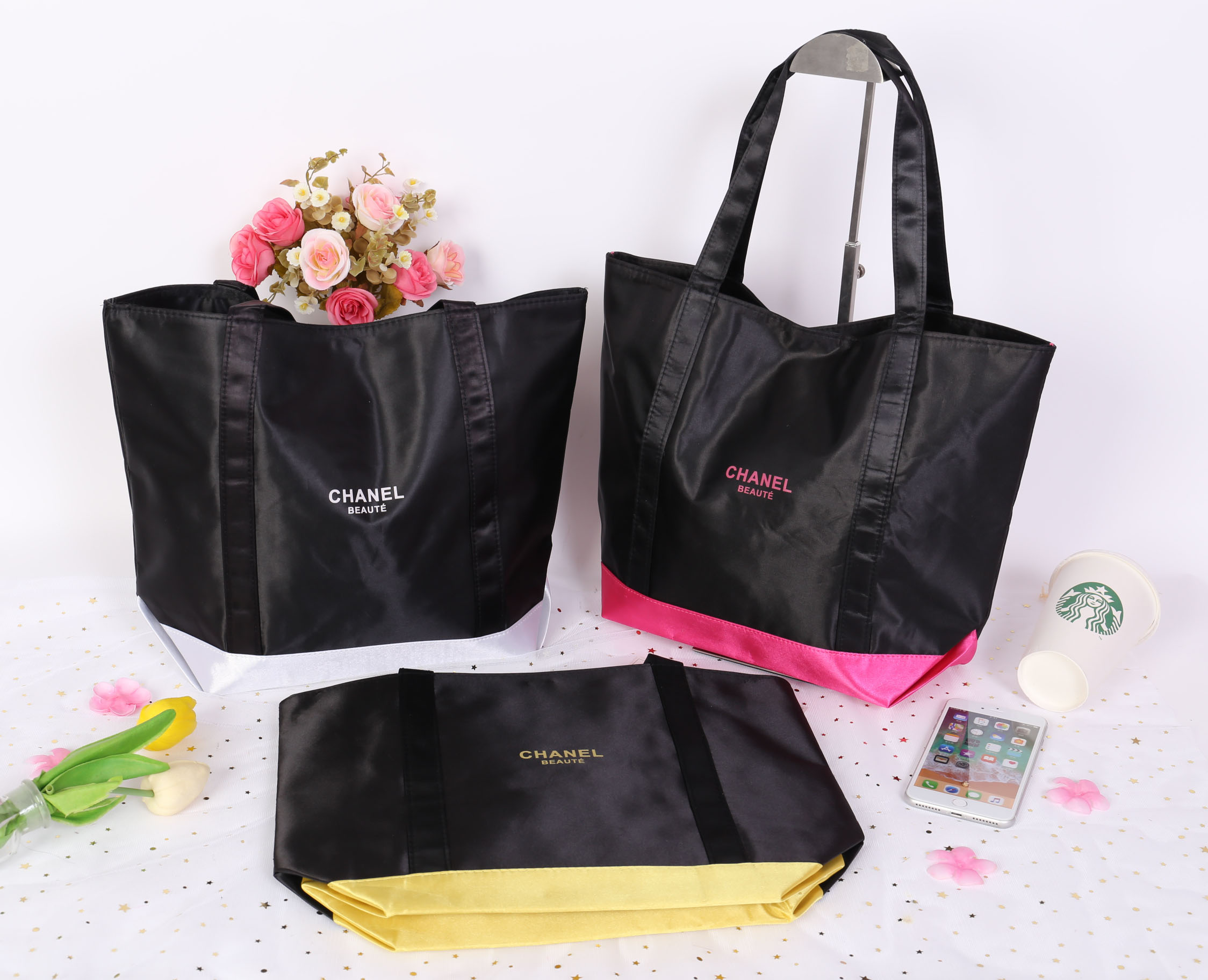 Chanel Satin Shoulder bag วัสดุ (Material) : Satin กระเป๋าสะพายข้าง ขนาดกำลังดีค่ะ ใส่เอกสารหนังสือได้นะคะ ด้านในซับผ้าลายเดียวกับสีกระเป๋าเลยค่ะ เป็นกระดุมแม่เหล็กเปิดปิด สินค้าพรีเมี่ยมแท้ แถมจากเค้าเตอร์แบรนด์ประเทศญี่ปุ่นค่ะ