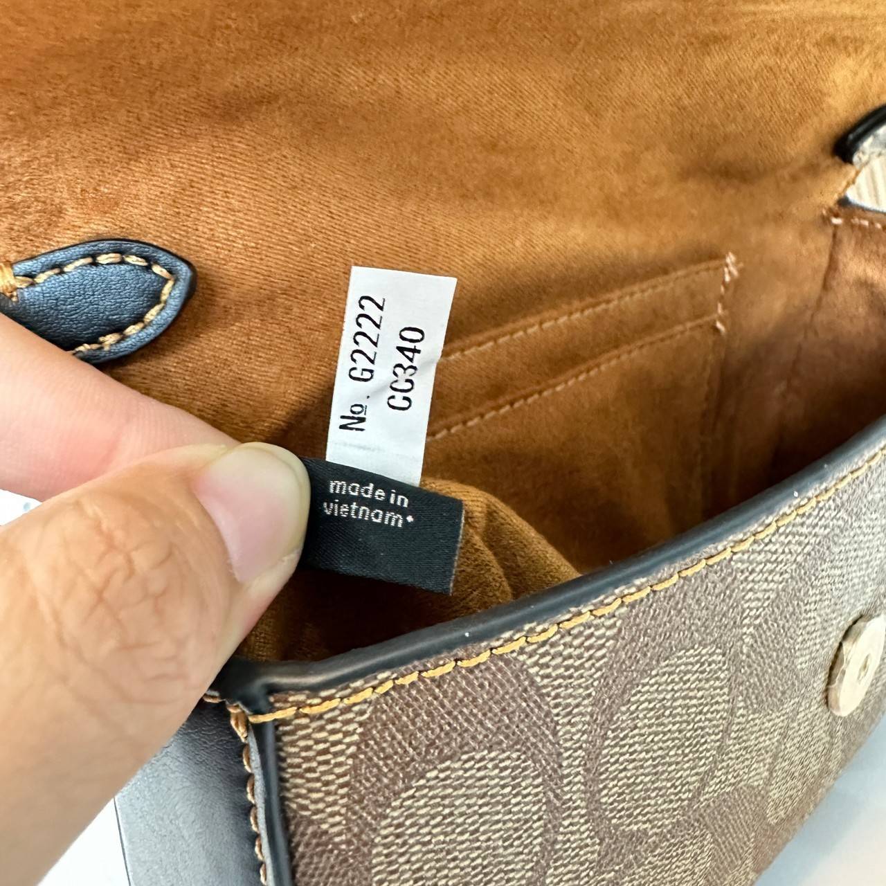 Coach Mini Josie Top Handle Crossbody In Blocked Signature Canvas (cc340) ใหม่ล่าสุด กระเป๋าสะพายหรือถือใบเล็กกระทัดรัด วัสดุหนังตัดขอบหนังแท้ ภายในช่องโล่งกว้างสามารถใส่โทรศัพท์ iPhonePro max ได้ มีช่องใส่บัตรเครดิต 2 ช่อง เปิดปิดด้วนกระดุมแป๊ก ซับในผ้า 