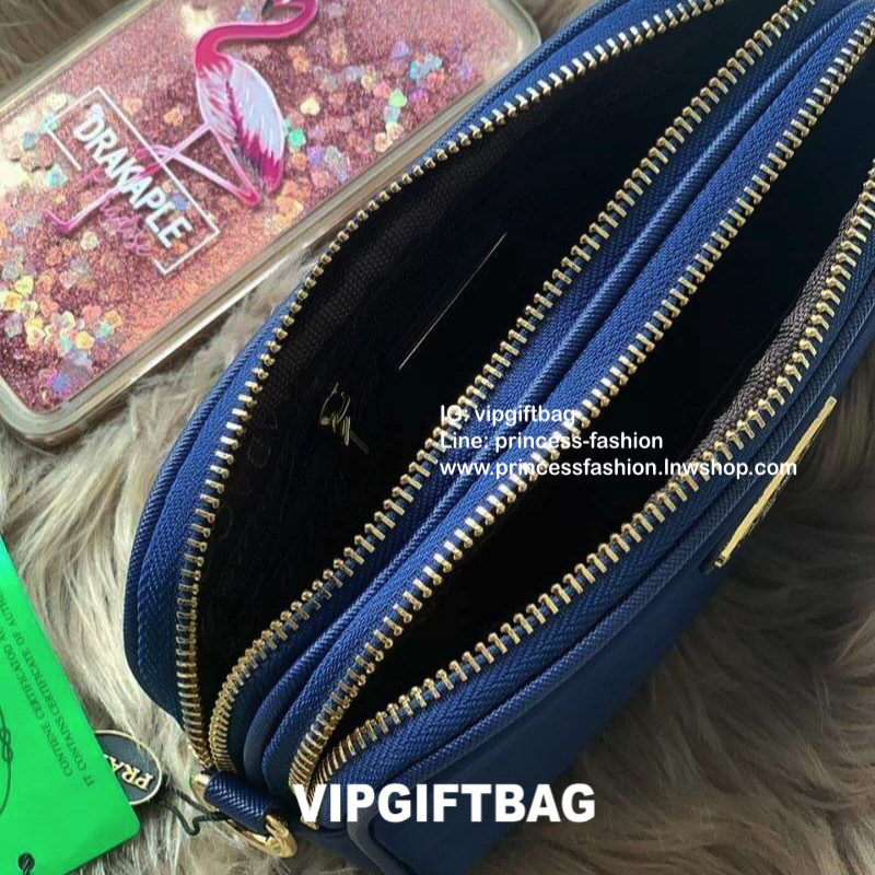 PRADA CROSSBODY BAG WITH ZIP GIFT WITH PURCHASE (GWP) กระเป๋าสะพายพรีเมี่ยมกิ้ฟ Limited Edition จากเคาน์เตอร์แบรนด์ดีไซน์เรียบหรูดูดี วัสดุ Nylon & Polyester 100% เนื้อหนาคุณภาพดีตามแบบฉบับของแบรนด์ ด้านหน้าประดับโลโก้มีช่องแบ่ง2 ช่องเป็นสัดส่วนเปิดปิดด้ว