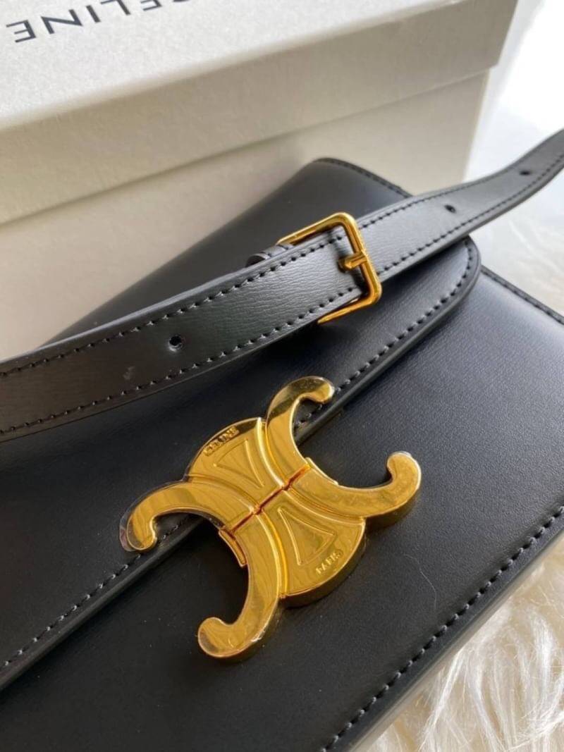 VIP GIFT 】หนังแท้ CELINE TRIOMPHE CROSSBODY ดีไซน์ยอดนิยมสไตล์สาว LISA ทรงสี่เหลี่ยมหนังสวยหรูอยู่ทรงเปิดปิดด้วยฝาปิดโลโก้แบรนด์อะไหล่ทอง ภายในมีช่องซิป ใส่มือถือของใช้จุกจิกได้เยอะพร้อมสายสะพายหนังยาวปรับระดับได้จะสะพายไหล่ CROSSBODY ก็ดูดี พร้อมส่งที่ไท