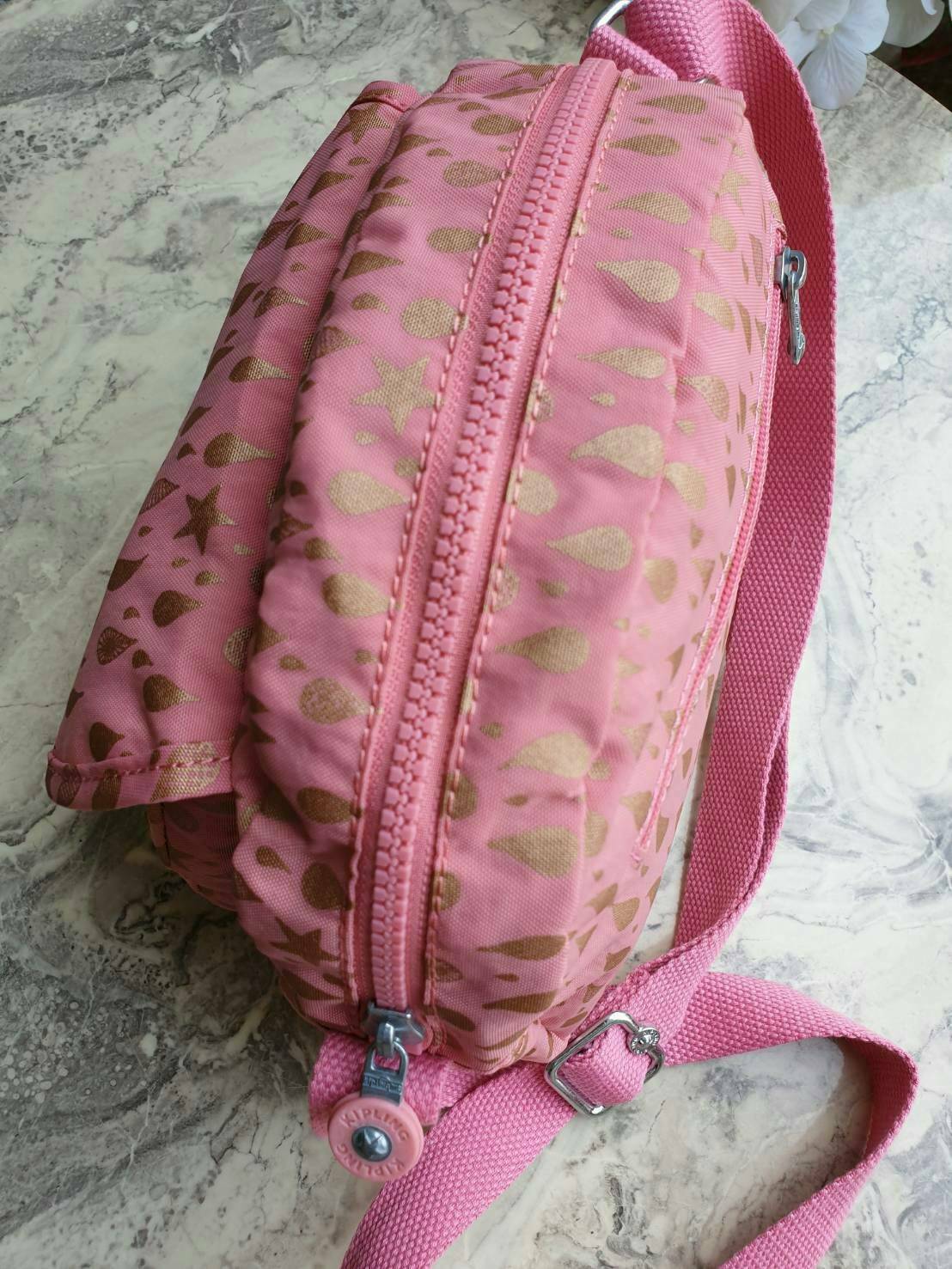 Kipling nylon shoulder bag รุ่น ( K15313 ) >>พร้อมส่งค่ะกระเป๋าสะพายข้างรุ่นใหม่ล่าสุด วัสดุไนล่อน กันน้ำ บุด้วยนวมที่ฐานกระเป๋าเพิ่มความนุ่ม >>รูปทรงสวย ขนาดกระทัดรัด มีช่องกระเป๋าด้านหน้าใส่ของจุกจิกหนึ่งช่อง >>มีช่องซิปหลักนะค่ะ ด้านใ