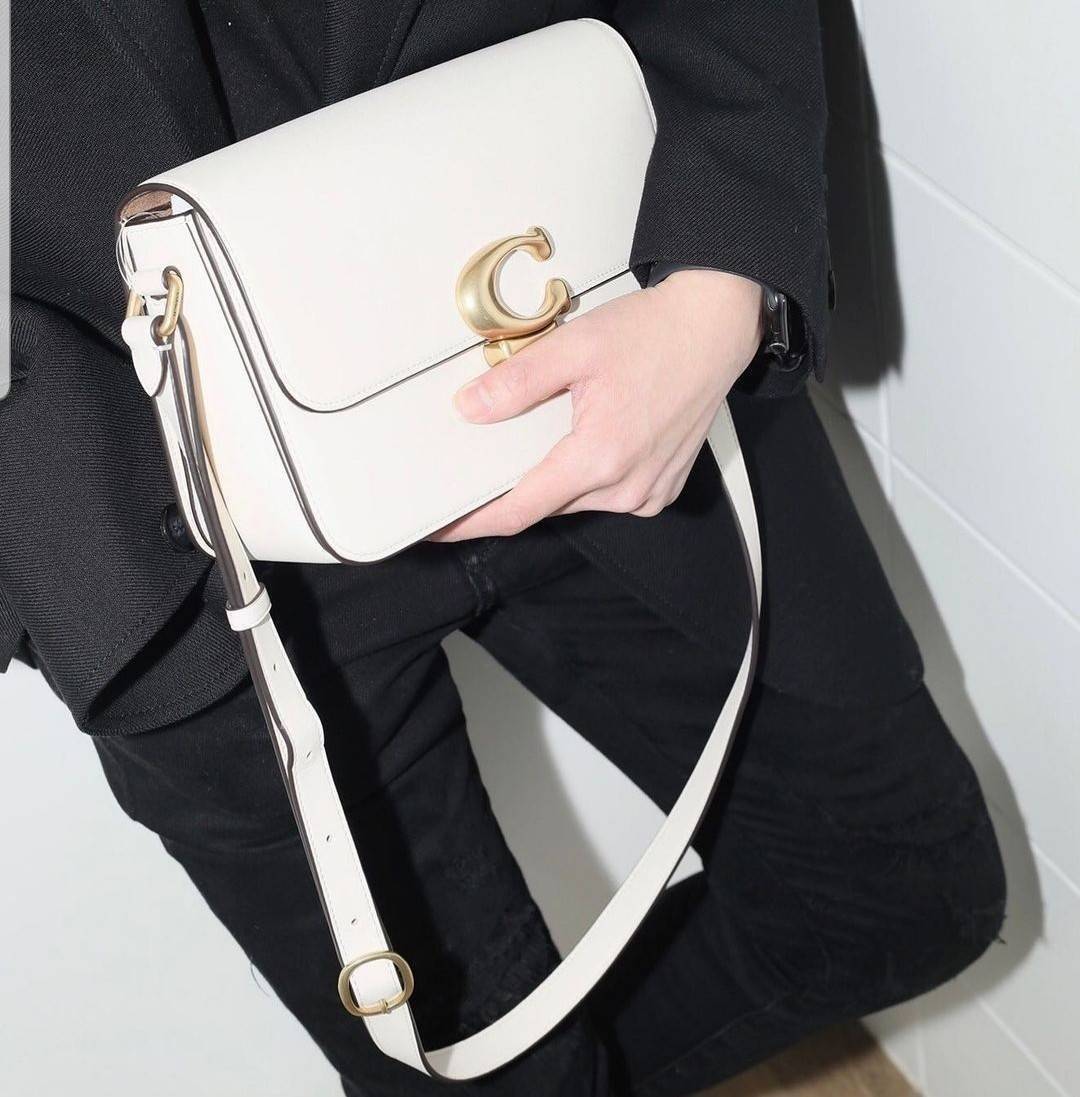 COACH STUDIO GLOVETANNED LEATHER SHOULDER BAG (C6641)🌺ห้ามพลาดเด็ดขาด!! สวยละมุน เรียบหรู ดูแพงสุดๆ!! //กระเป๋าถือ กระเป๋าสะพาย ดีไซน์เนี้ยบ! เฉียบมาก!// วัสดุหนังแท้ หนังเรียบเต็มใบ อยู่ทรง สวยมากๆ ดีเทลเรียบหรู ผู้ดีสุดๆ!// ด้านหน้าเปิด-ปิดด้วยต