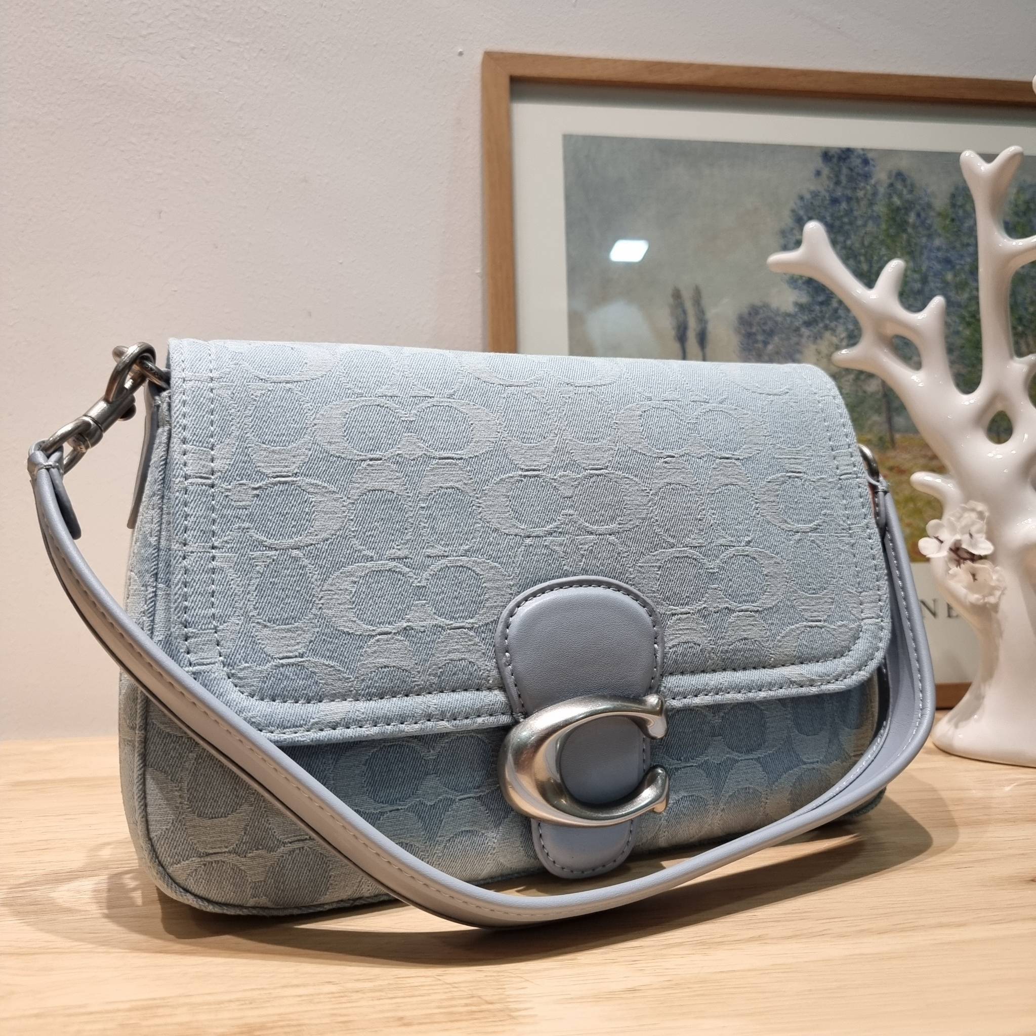 COACH CJ854 SOFT TABBY SHOULDER BAG IN SIGNATURE DENIM ฉุดไม่อยู่แล้วจริงๆกับไอเท็มนี้ ที่ร้อนแรงแบบปังๆไปเลย!! กระเป๋าสะพายไหล่/สะพายข้าง ดีไซน์วินเทจย้อนยุค สวยคมชัด คลาสสิคใช้ได้ทุกลุค