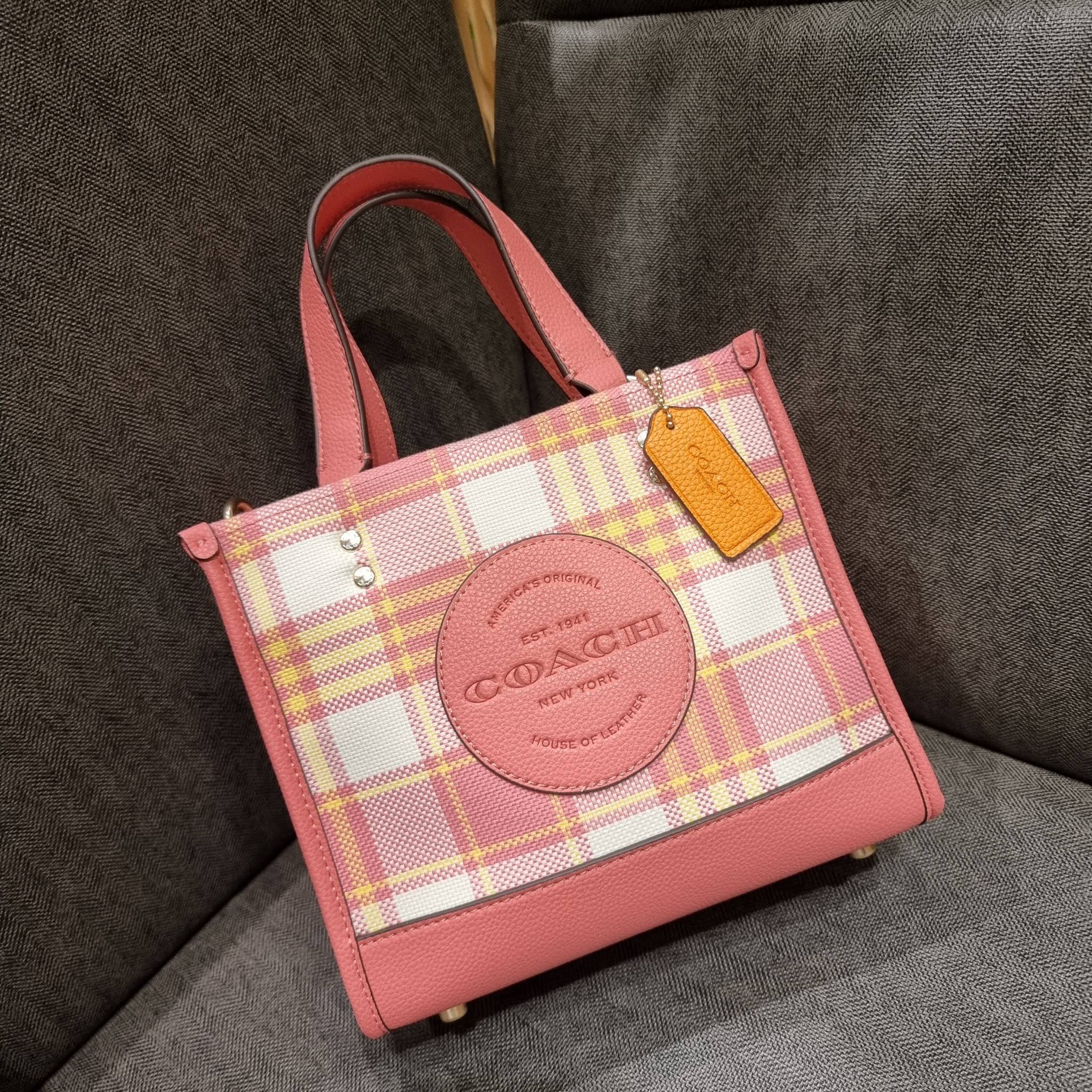 COACH C8198 DEMPSEY TOTE 22 WITH GARDEN PLAID PRINT AND COACH PATCH คอลใหม่สุดคิ้วท์ หวานๆใสๆ น่ารักชะมัด!! ดีไซน์ลายสก็อต เหมาะกับฟีลลิ่งปิคนิคเป็นที่สุด กระเป๋าทรงโท้ท ไซส์กำลังสวย ฟังก์ชั่นการใช้งานก็สะดวกที่สุด มีทั้งสายคล้องในตัว และสายครอสบอดี้ วัสด