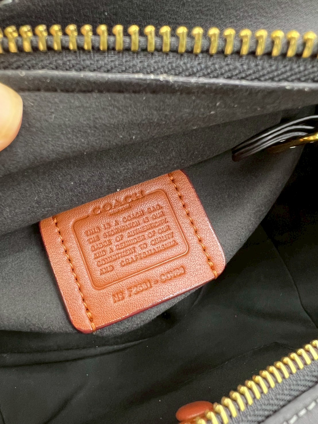 ORI หนังแท้ | Coach Soft Empire Carryall Bag 28 กระเป๋าสะพายทรงโฮโบ รุ่นใหม่ล่าสุด ดีไซน์เรียบง่าย สะพายไปคาเฟ่ ไปเที่ยวถ่ายรูปสวยๆ คือเหมาะสุดๆ หูสะพายยาว พอดีไหล่ ภายในแบ่งสัดส่วนไว้ดี ใบจริงหนังสวยมากๆ