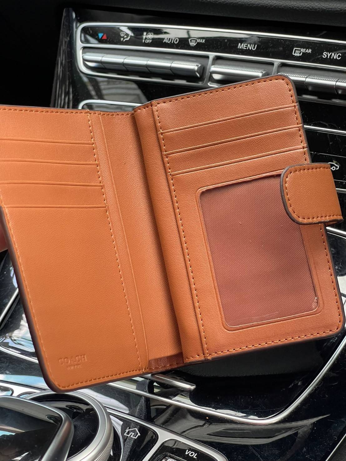 COACH MEDIUM CORNER ZIP WALLET กระเป๋าสตางค์ขนาดกลางที่ถือว่าเป็นไอเทม Must Have ของทุกเพศทุกวัยที่ต้องพกติดตัวไว้ตลอดเวลา เพราะนอกจากจะช่วยจัดเก็บเงิน บัตรประชาชน บัตรเครดิตและต่าง ๆ ให้เป็นระเบียบเรียบร้อยยังต้องคำนึงถึงประโยชน์ใช้สอยร่วมด้วย กระเป๋าสตา