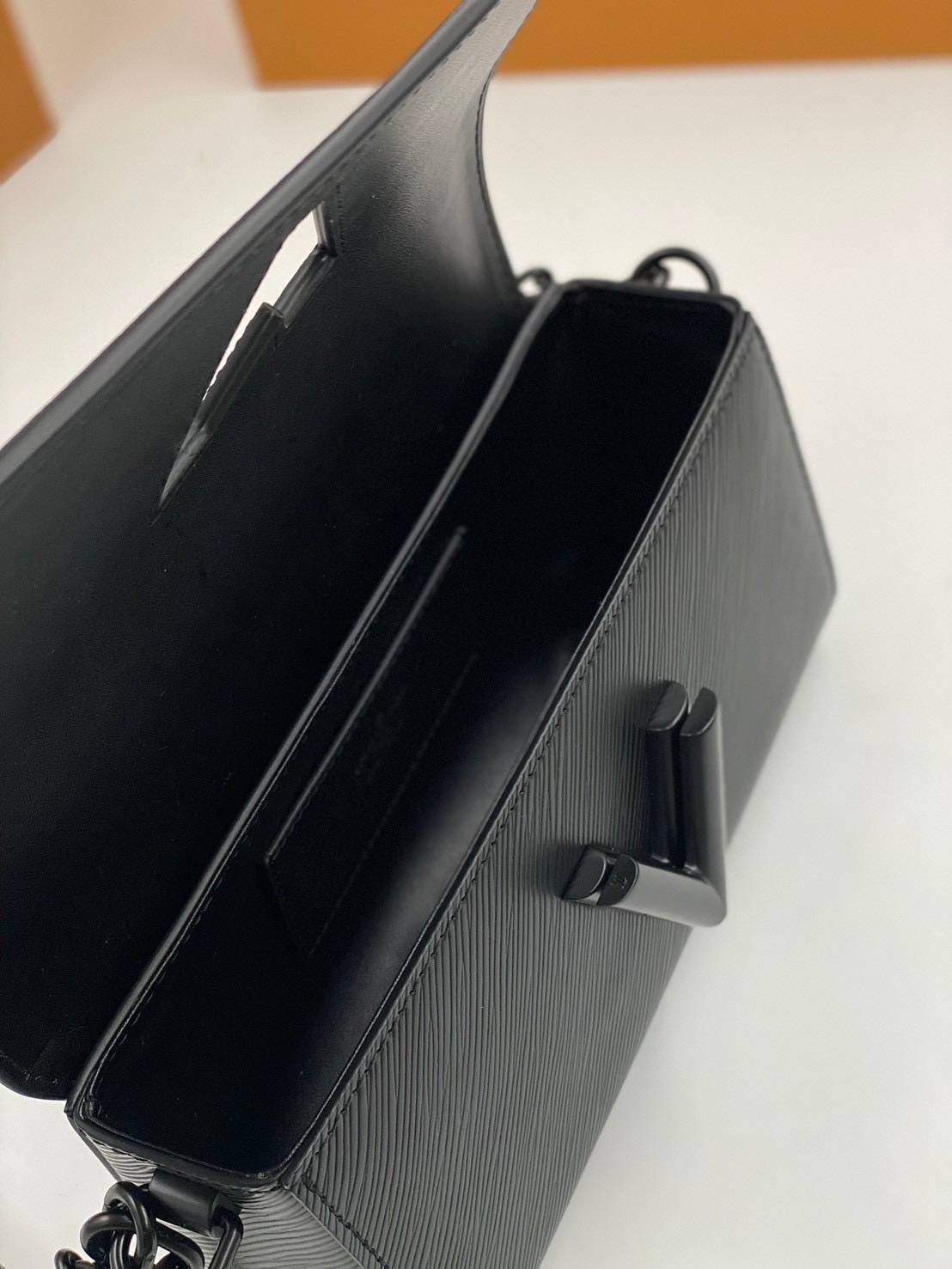 ORI หนังแท้ | LV Twist West Bag elongated shape in grained Epi leather กระเป๋าสะพาย/กระเป๋าถือ พร้อมสายโซ่ หนังลายเกรน Epi รูปทรงยาวและสง่างาม นำเสนอมุมมองใหม่สุดเท่ให้กับไอคอนของแบรนด์ ในหลากหลายเฉดสีทันสมัย