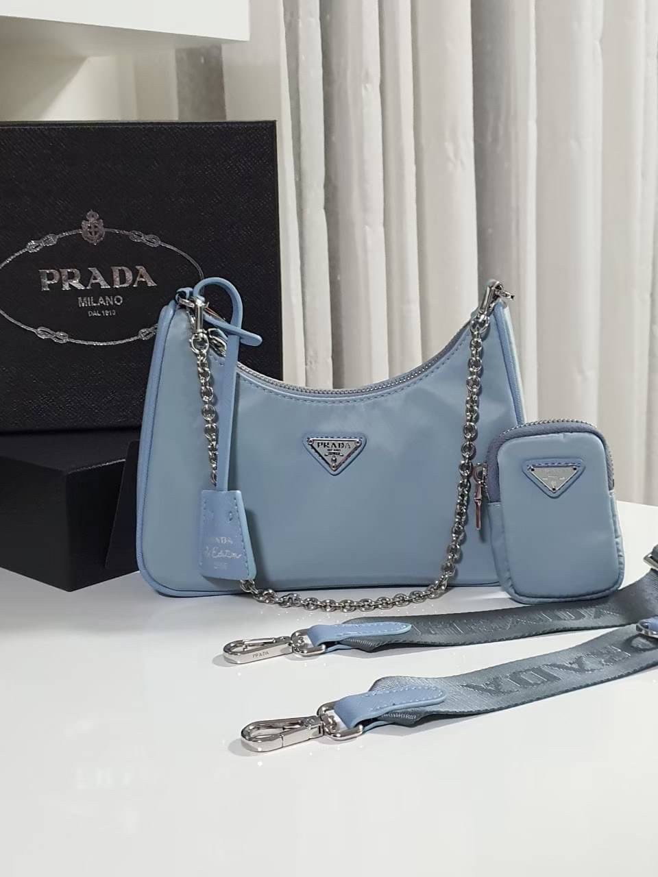 BEST SELLER!! **กำลังมาแรงมากค่ะ กับแบรนด์ PRADA ใบเดียวคุ้มมากค่ะ อุปกรณ์ ครบชุด **ซื้อ1ได้ถึง3ไอเท็ม ทั้งสายยาว และกระเป๋าใส่เหรียญ และป้ายแท็คหนัง อย่างดี **อะไหล่ปั้มแบรนด์แท้ทุกจุด วัสดุทำจากผ้า Nylon อย่างดี กันน้ำได้ อยู่ทรงสวย สามารถใส่กระเป๋าตังค