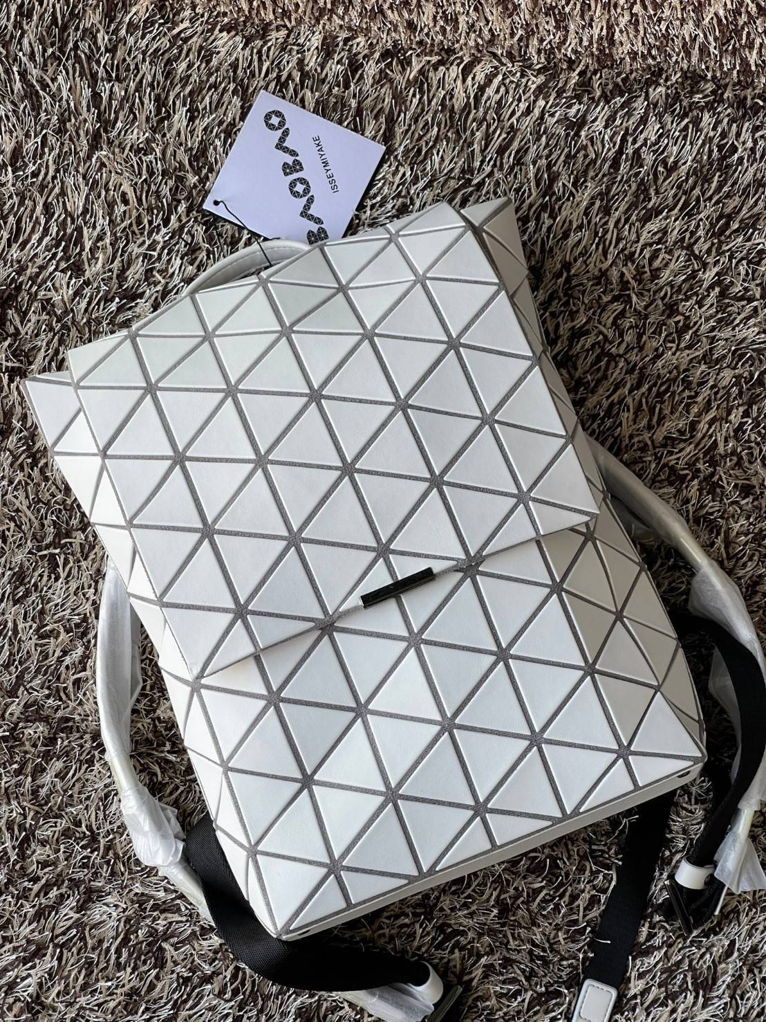 BAO BAO ISSEY MIYAKE Flap Backpacks กระเป๋าสะพายหลังรูปแบบใหม่จะเปิดตัว โดดเด่นด้วยฝาพับรูปสี่เหลี่ยมผืนผ้าที่เปิดและปิดได้ง่าย และรูปทรงแบบมินิมอล เป้สะพายหลังใช้งานได้ดีมาก