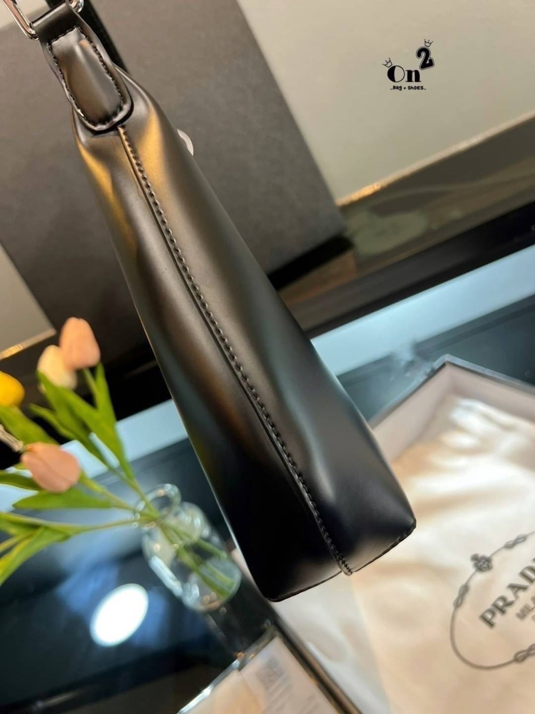 PRADA LEATHER HANDBAG กระเป๋าสะพายไหล่ดีไซน์เก๋และมาแรงมาก สาวๆติดแกลมต้องไม่พลาด สวยดูแพง หนังเงาหรูหรา