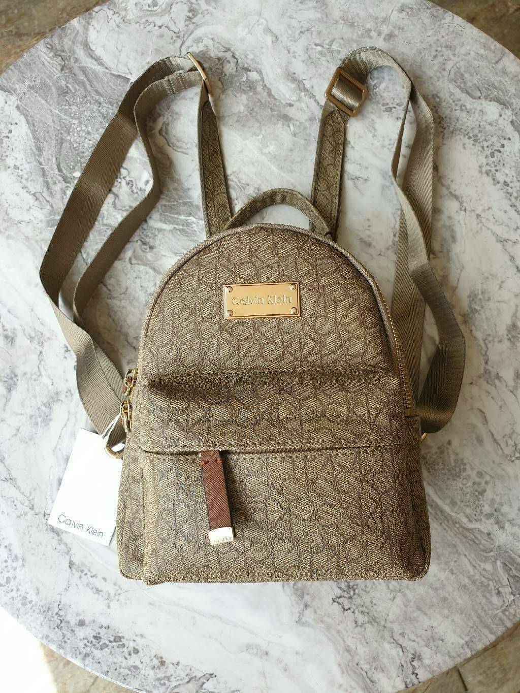 Calvin Klein Monogram mini backpack กระเป๋าสะพายเป้รุ่นใหม่ชนช้อป รุ่นยอดนิยม วัสดุ Saffiano PVC คุณภาพดี นิ่ม น้ำหนักเบา ด้านหน้าประดับด้วยโลโก้แบรนด์สุดหรู กระเป๋าโลโก้แบรนด์รอบใบ เปิดปิดกระเป๋าด้วยซิปสะดวกใช้ ที่จับหัวซิปปั้มแบรนด์ มีช่องซิปด้านหน้ากระ